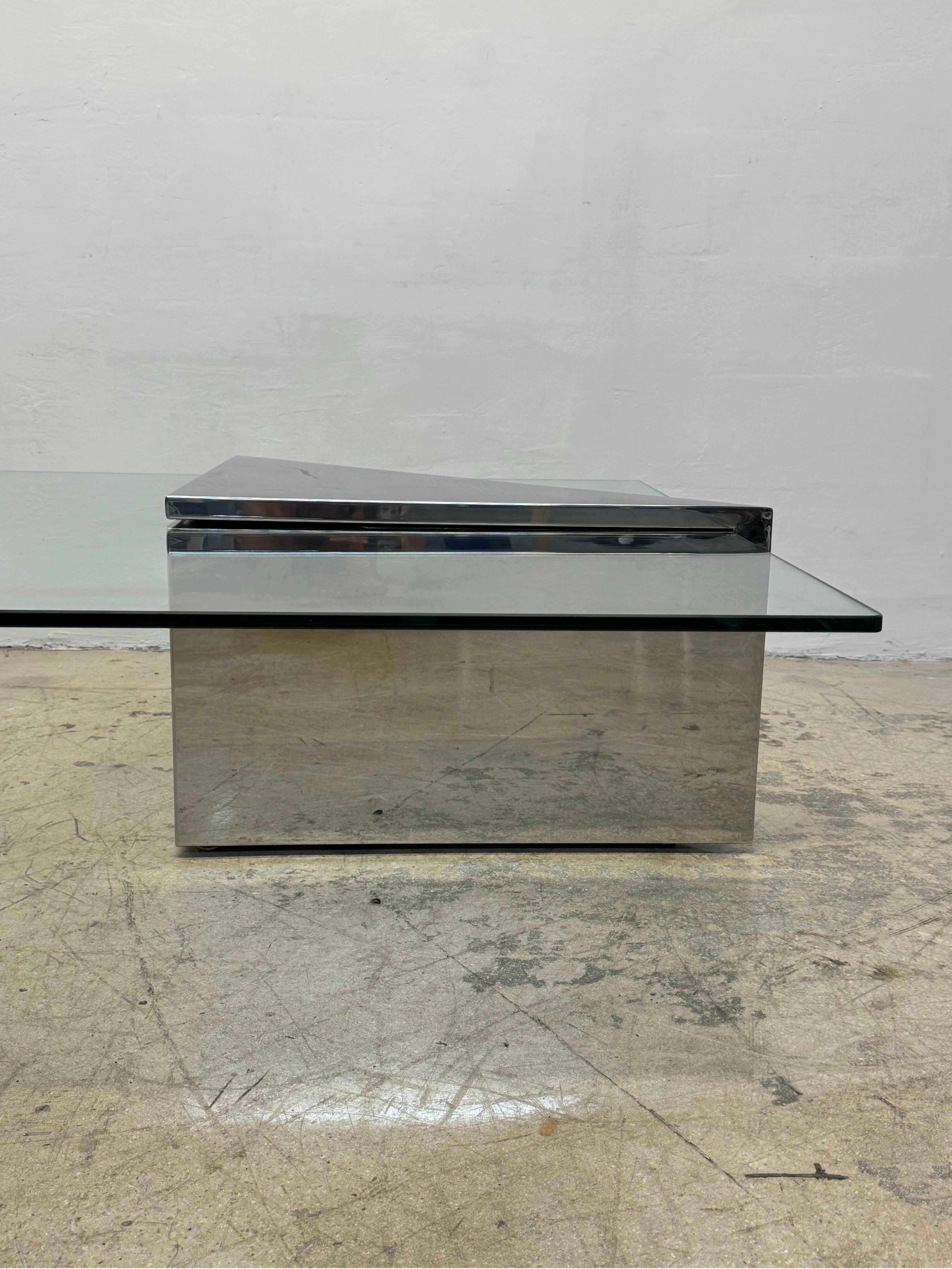20ième siècle J. Table basse en acier poli et verre en porte-à-faux de Wade pour Brueton en vente