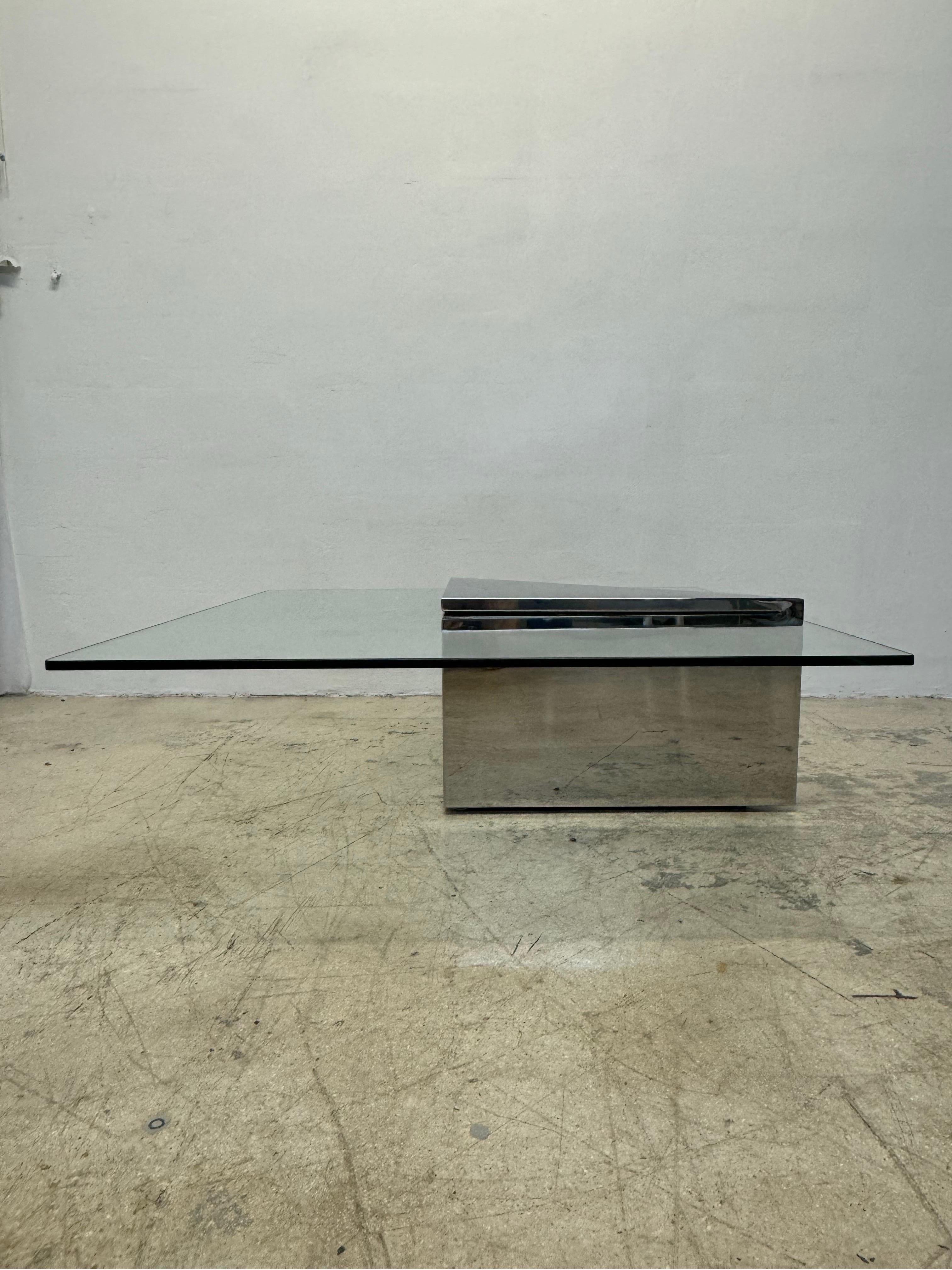 Acier J. Table basse en acier poli et verre en porte-à-faux de Wade pour Brueton en vente