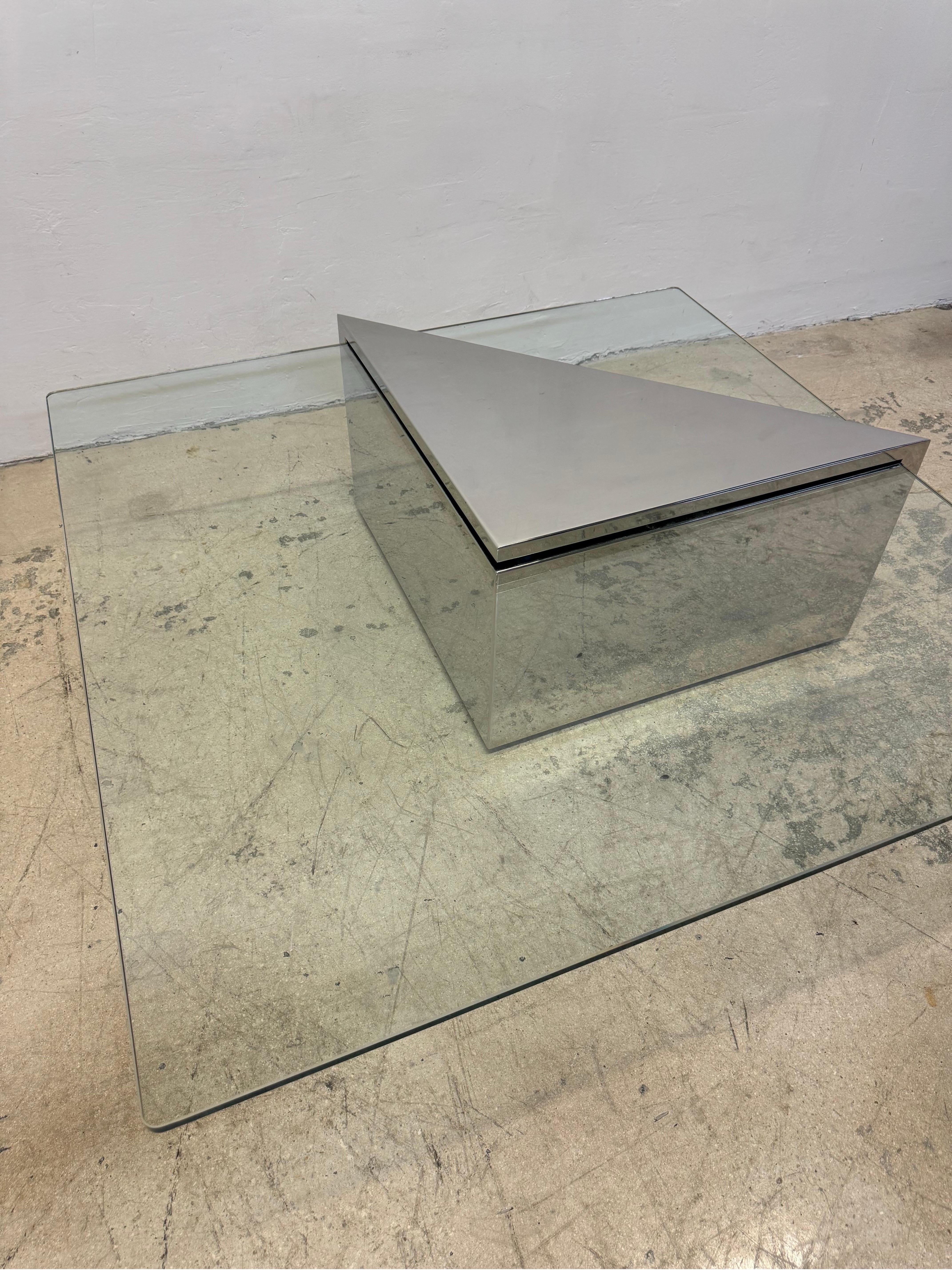 J. Table basse en acier poli et verre en porte-à-faux de Wade pour Brueton en vente 1
