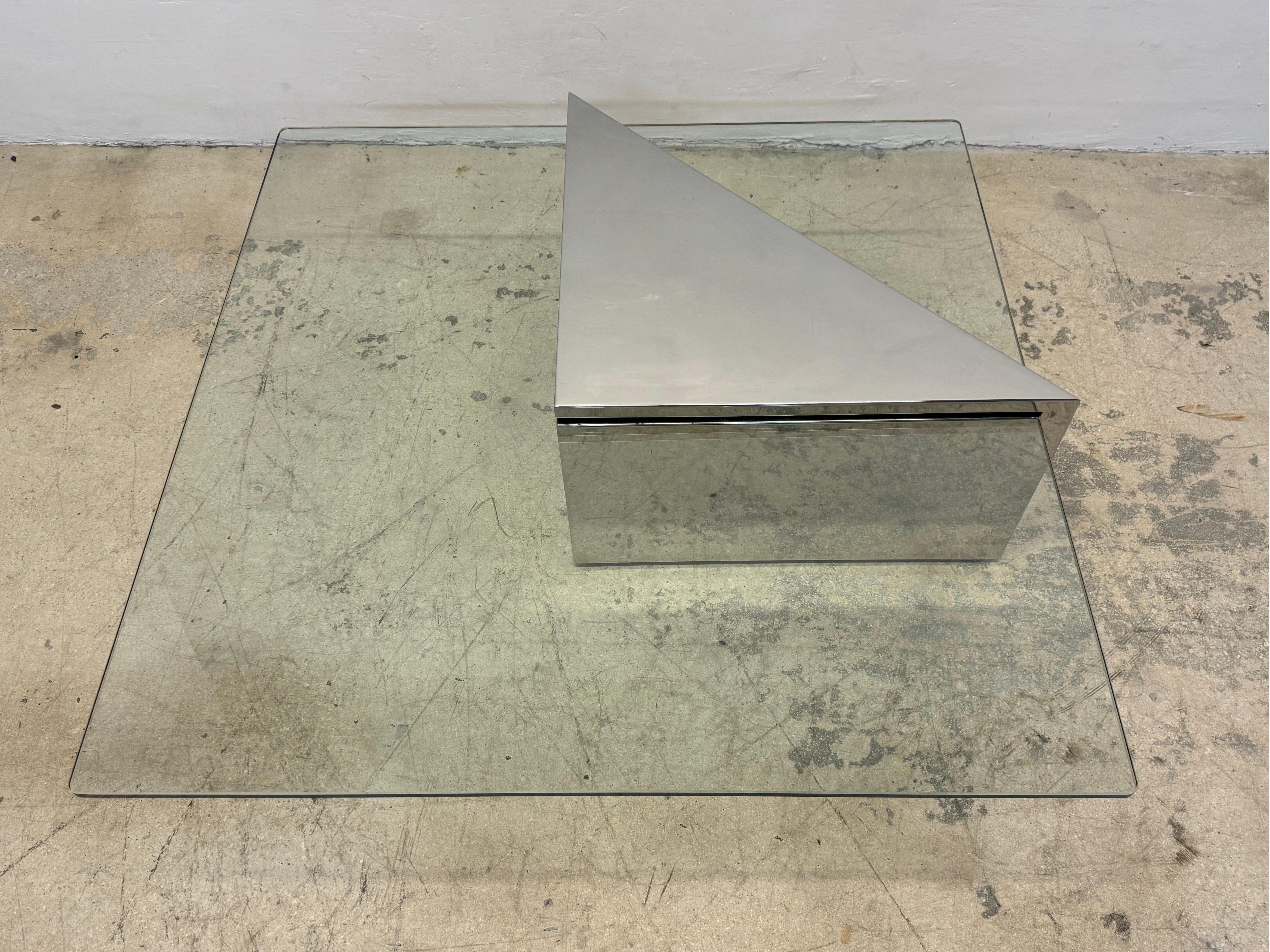 J. Table basse en acier poli et verre en porte-à-faux de Wade pour Brueton en vente 2