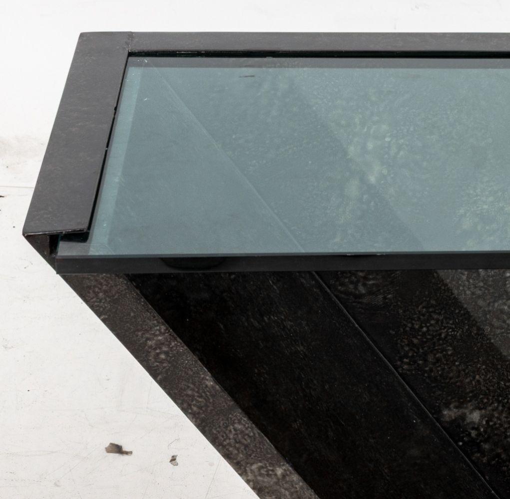 J. Console en faux marbre avec dessus en verre, style Beam, de Wade Bon état - En vente à Astoria, NY