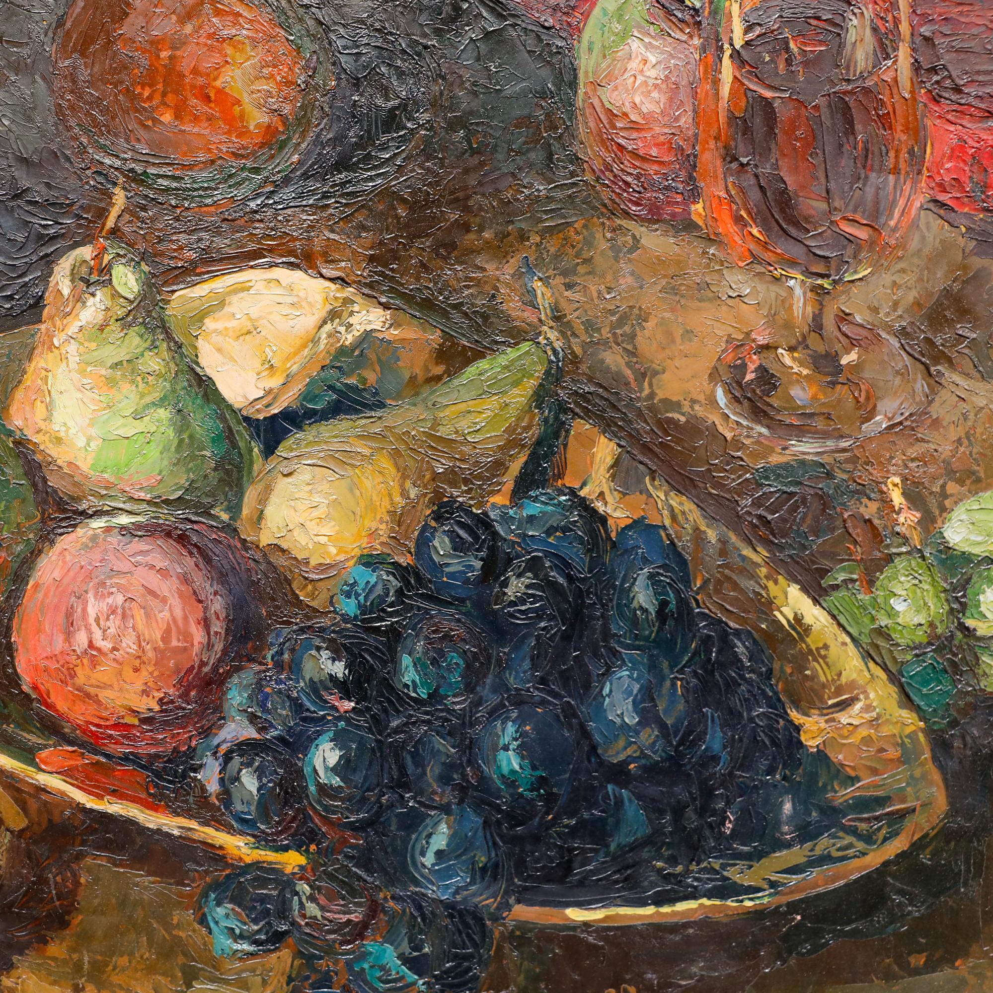 Una natura morta riccamente strutturata che raffigura un'abbondante composizione di frutta fresca, tra cui uva, mele e pere, posizionata accanto a un vaso di vetro scuro. Firmato in basso a sinistra, con un'etichetta dell'artista sul retro. A bordo. 