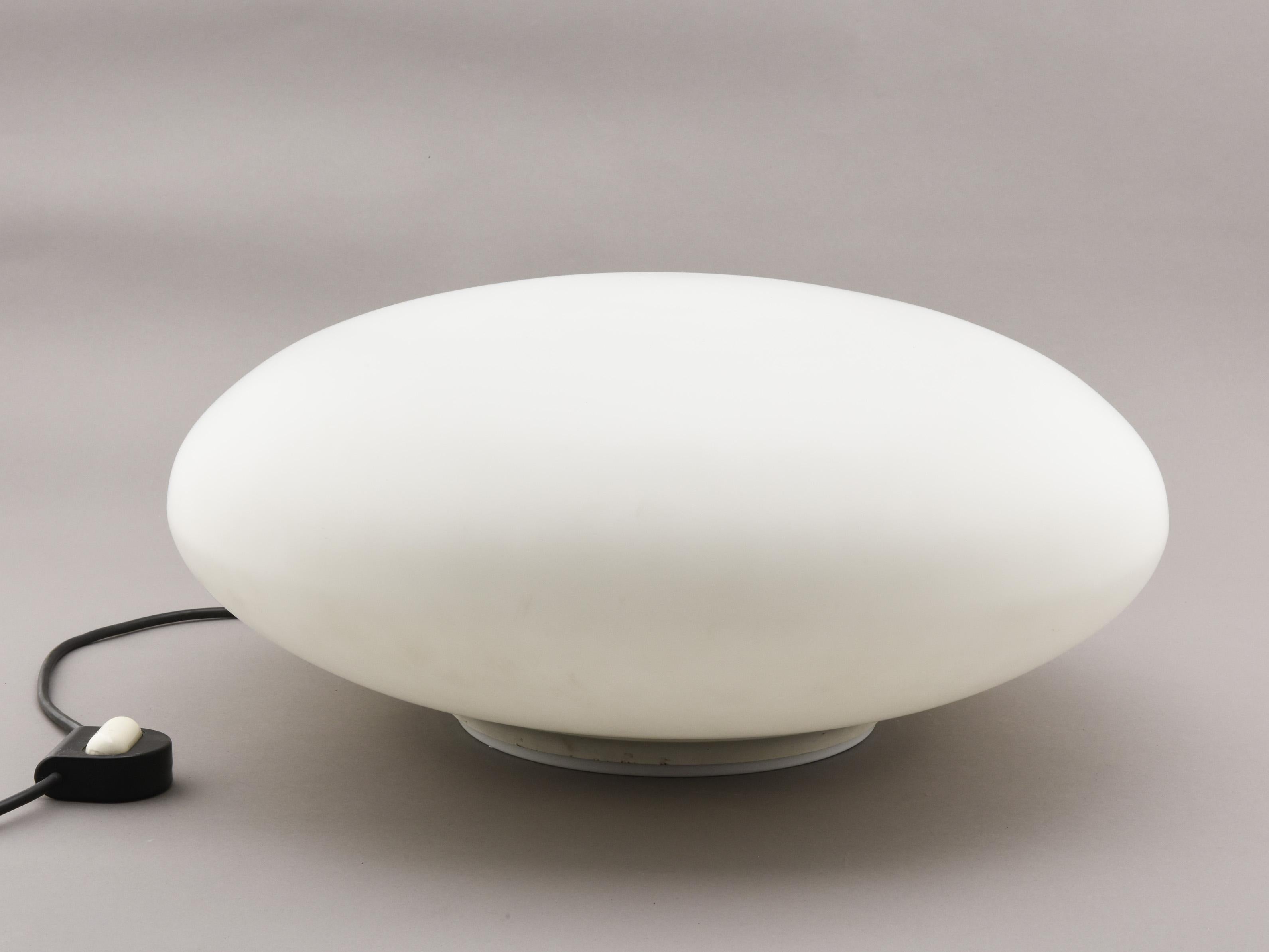 Table lamp in the shape of a pebble 