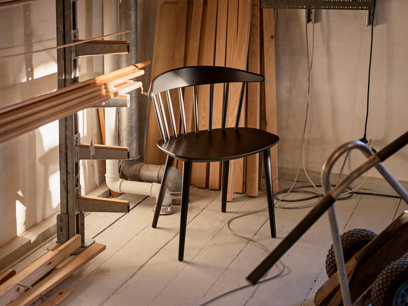 Der Stuhl J104 von Jørgen Bækmark wurde als eine Mischung aus Esszimmerstuhl und Sessel entworfen, 
HAYs Reproduktion dieses Klassikers ist aus massiver Buche gefertigt und schwarz lackiert.

MATERIALIEN
Rückenlehne: Buche massiv und Sperrholz