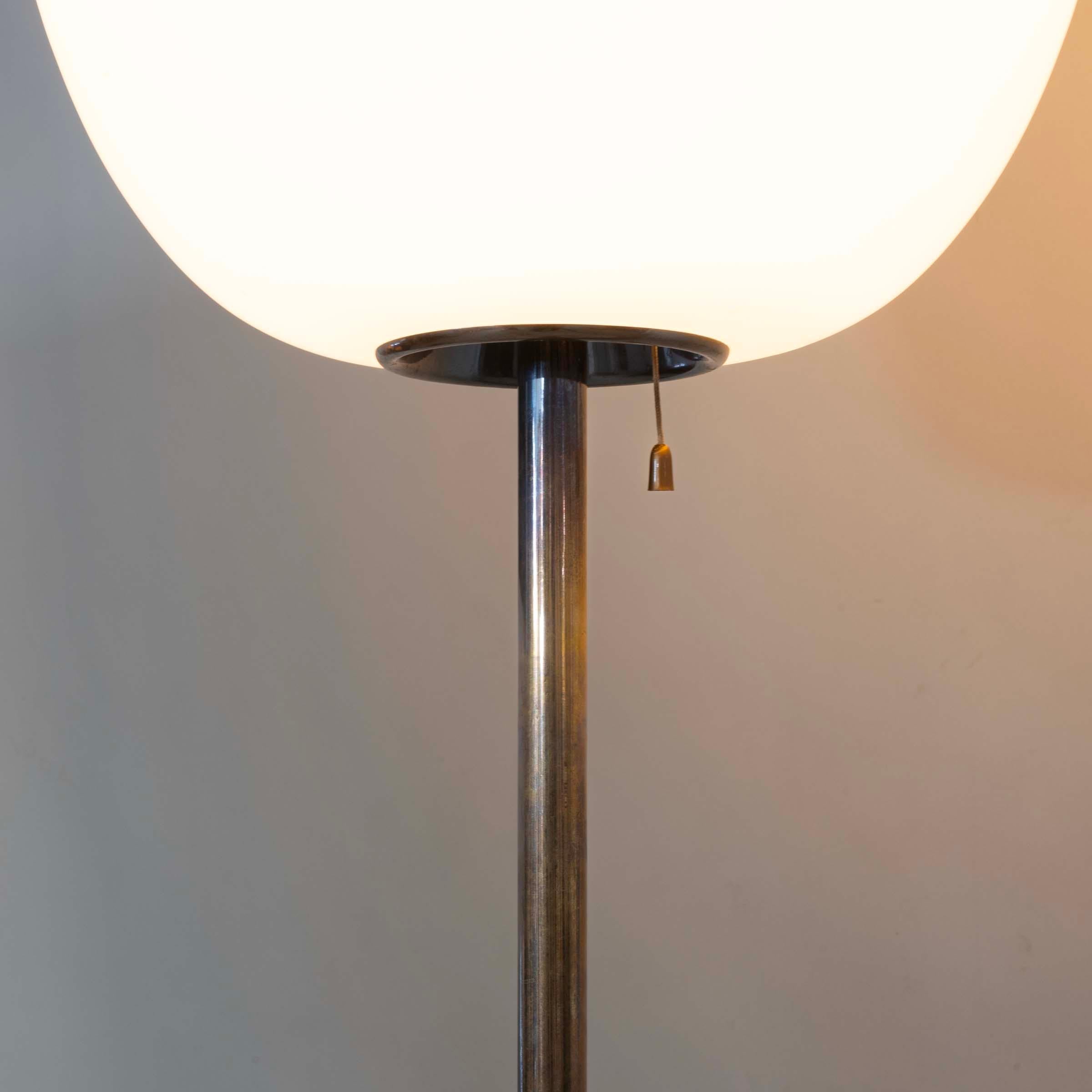 Mid-Century moderno Lampada da terra J14 di Joseph-André Motte in vendita