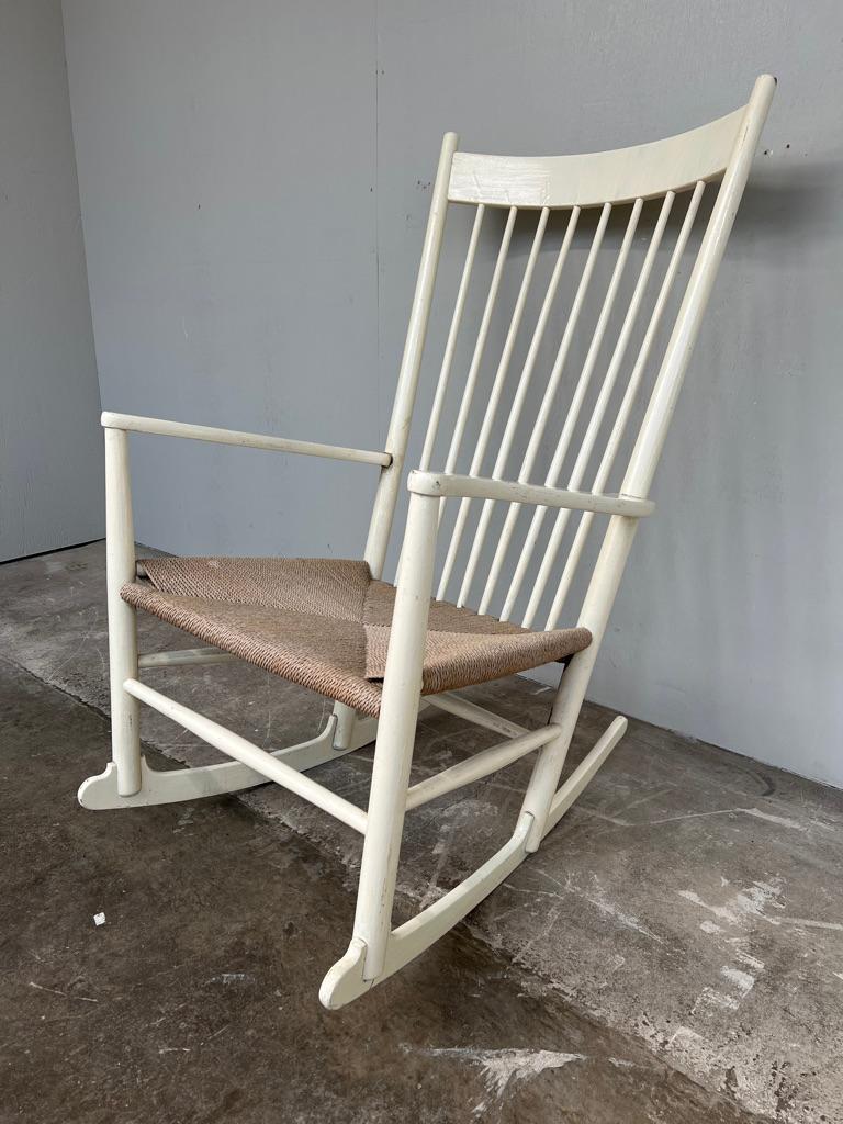 Sedia a dondolo J16 di Hans J. Wegner per Fredericia degli anni Quaranta. Struttura di alta qualità in legno massiccio di faggio verniciato (in seguito) con seduta intrecciata a mano in filo di carta.

Progettata nel 1944, la sedia a dondolo J16 di