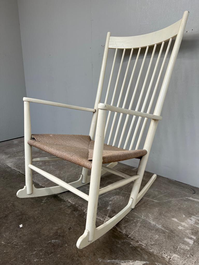 Mid-Century moderno Sedia a dondolo J16 di Hans J. Wegner per Fredericia in vendita