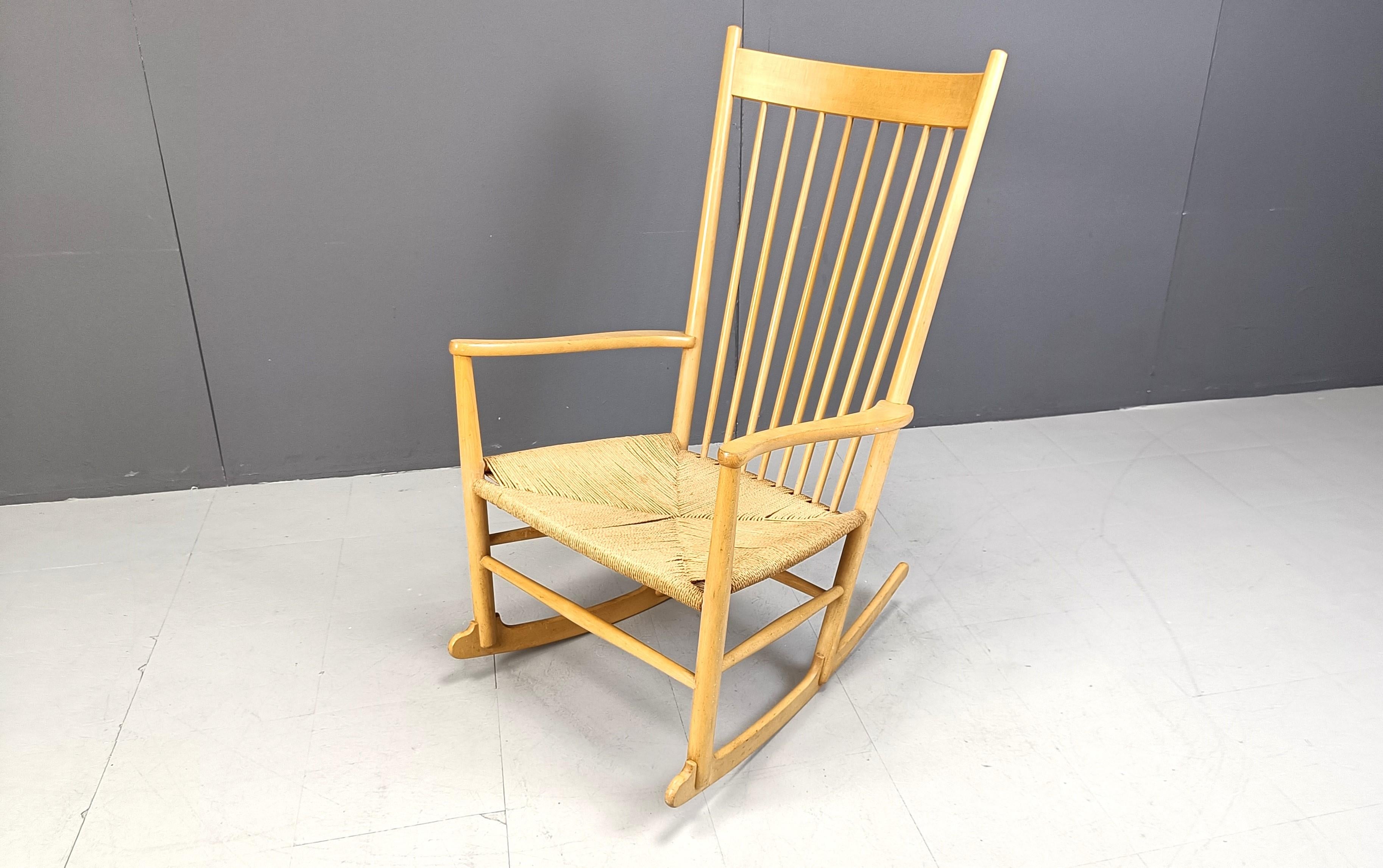 Sedia a dondolo di metà secolo in legno di faggio e corda di carta disegnata da Hans J. Wegner per FDB Mobler negli anni Sessanta.

Sedia di ottima fattura realizzata da uno dei migliori designer scandinavi dell'epoca.

anni '60 - Danimarca

Ottime