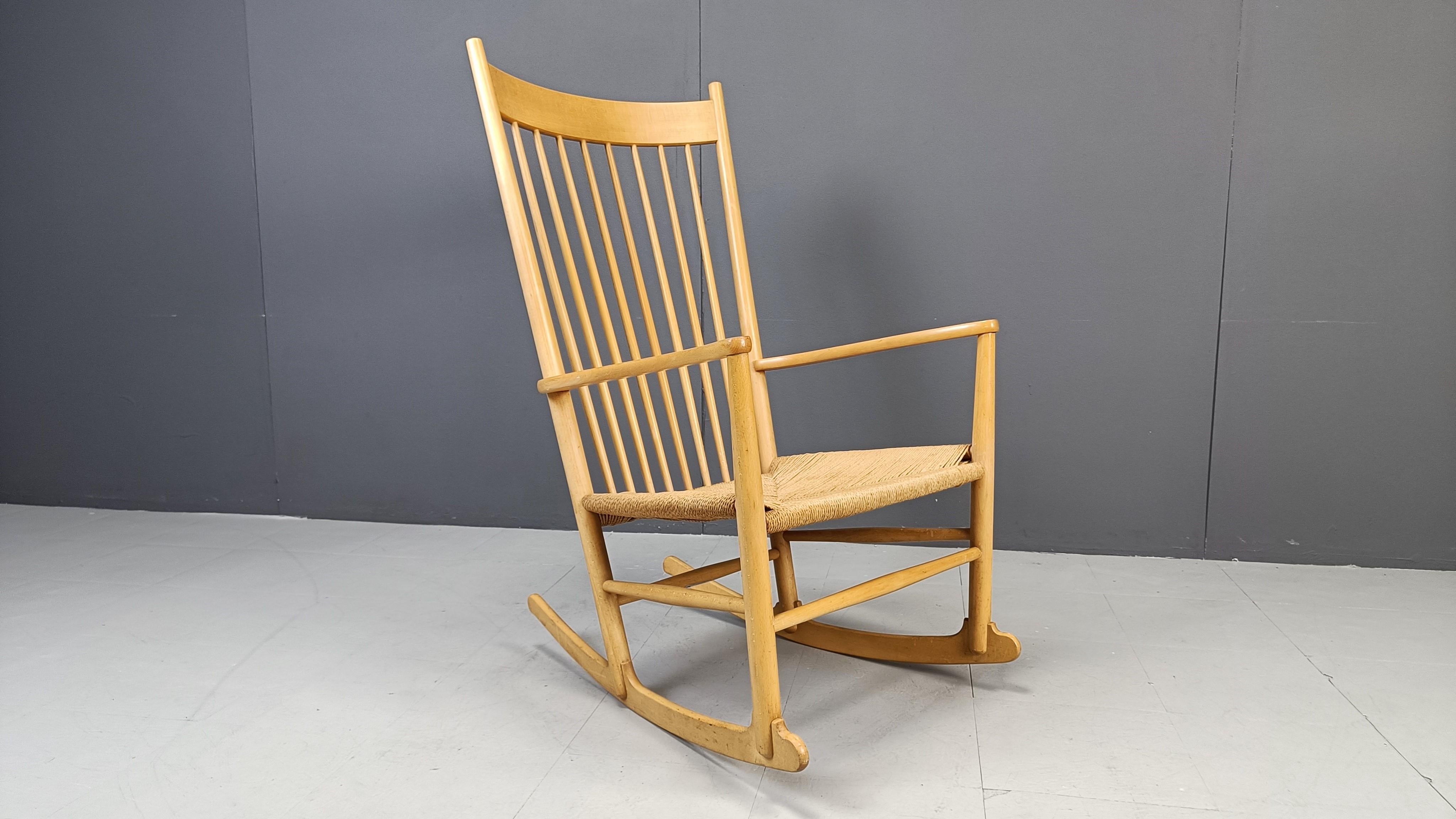 Scandinavo moderno Sedia a dondolo J16 di Hans Wegner per FDB Mobler, anni '60 in vendita