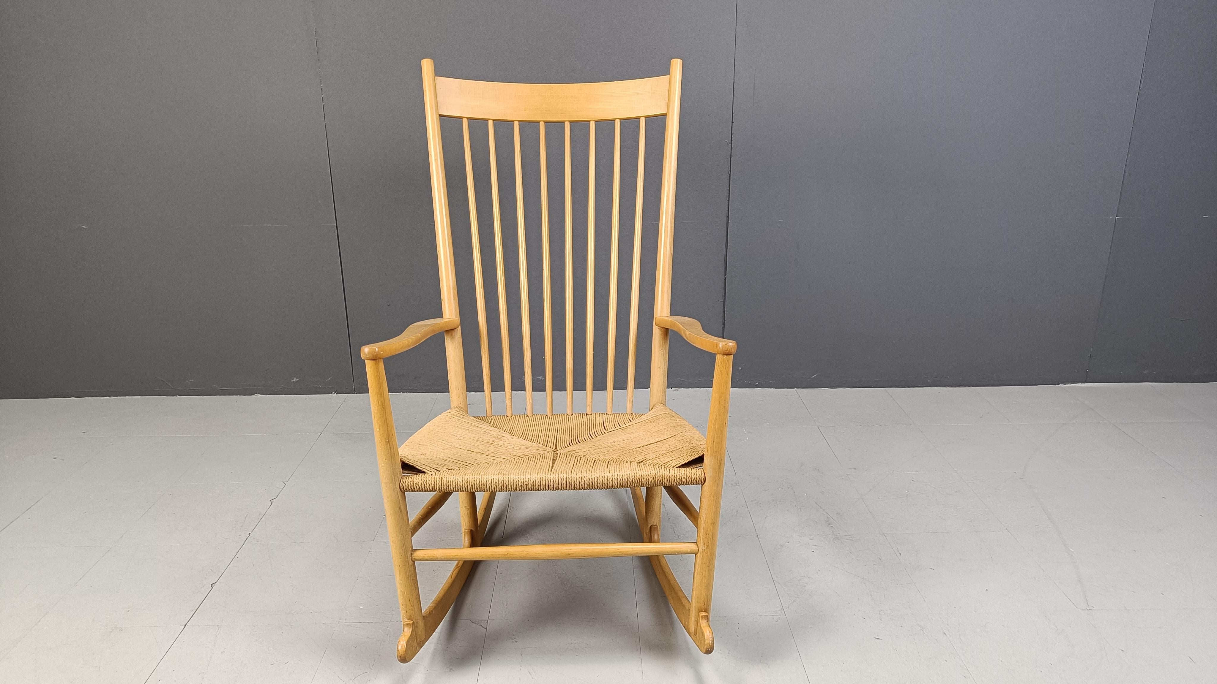 Metà XX secolo Sedia a dondolo J16 di Hans Wegner per FDB Mobler, anni '60 in vendita