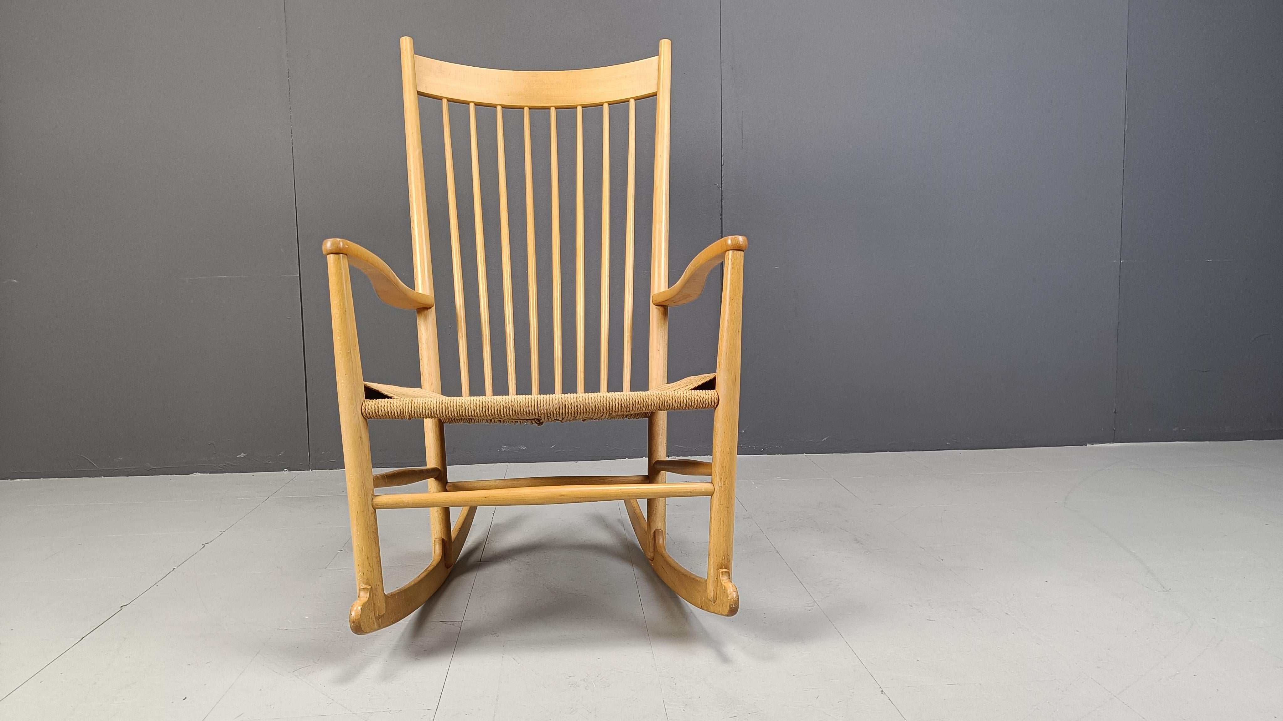 Corda di carta Sedia a dondolo J16 di Hans Wegner per FDB Mobler, anni '60 in vendita