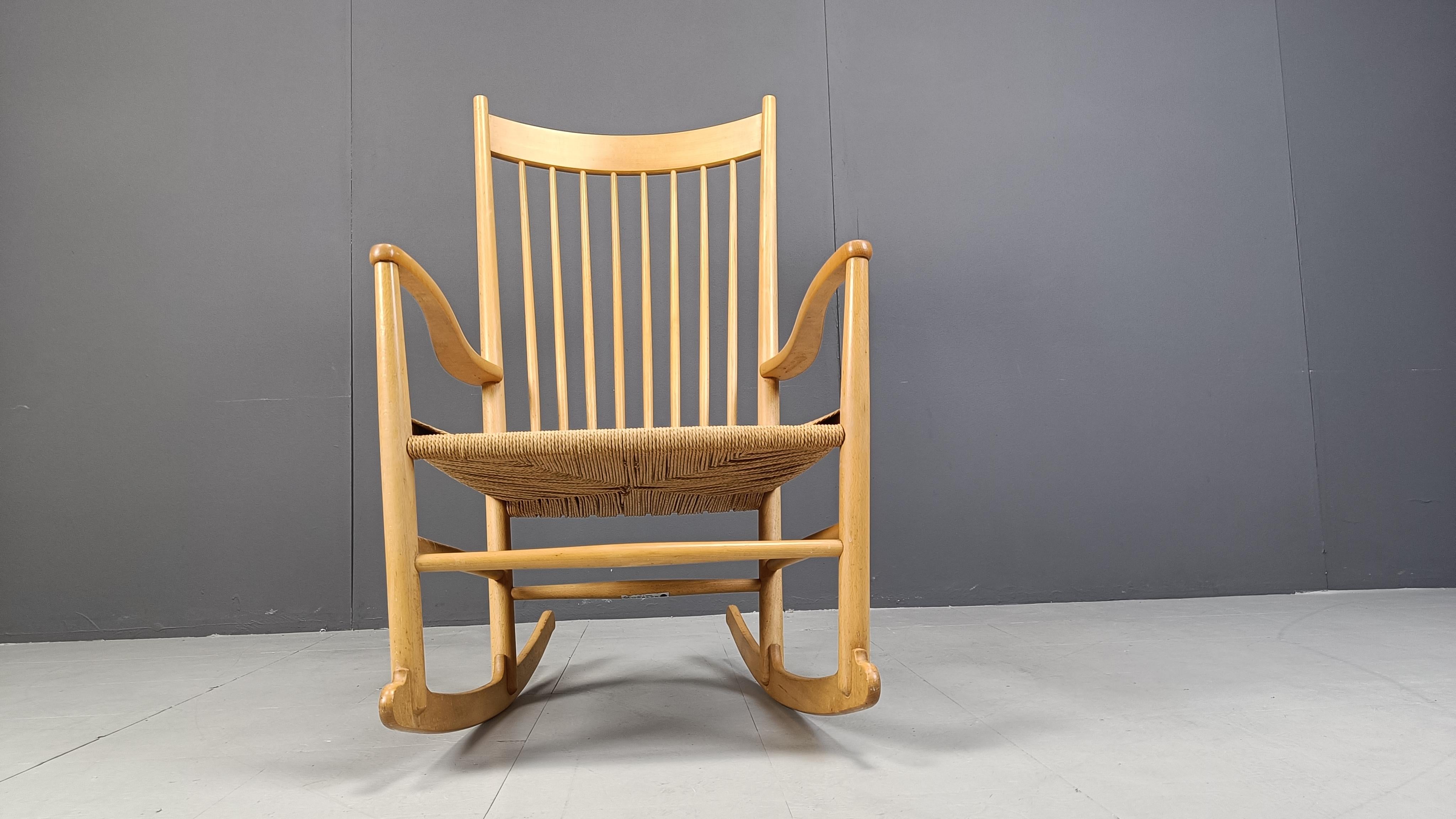Sedia a dondolo J16 di Hans Wegner per FDB Mobler, anni '60 in vendita 1