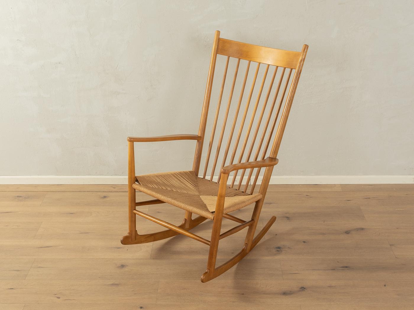 Sedia a dondolo J16 di Hans J. Wegner per Fredericia degli anni Quaranta. Struttura solida e di alta qualità in legno di faggio tinto con seduta intrecciata a mano in filo di carta.

Caratteristiche di qualità:

    design accurato: proporzioni
