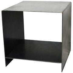 Mesa auxiliar J2 de acero ennegrecido by Edelman New York