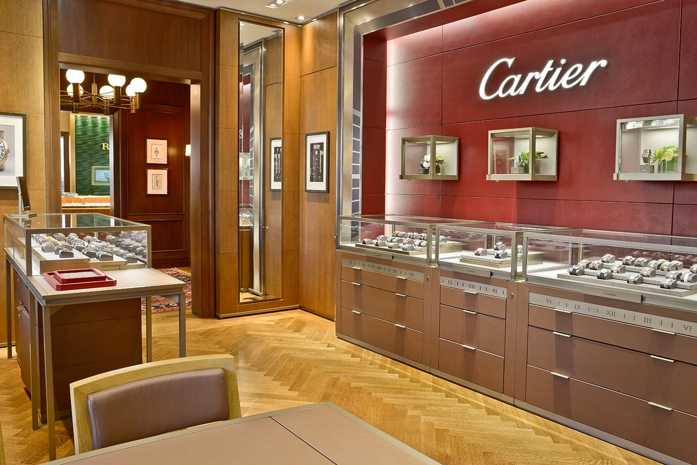 Магазин картье. Cartier магазин новый год. Витрина картье весенняя. Картье магазин салон. Магазин cartier в москве.