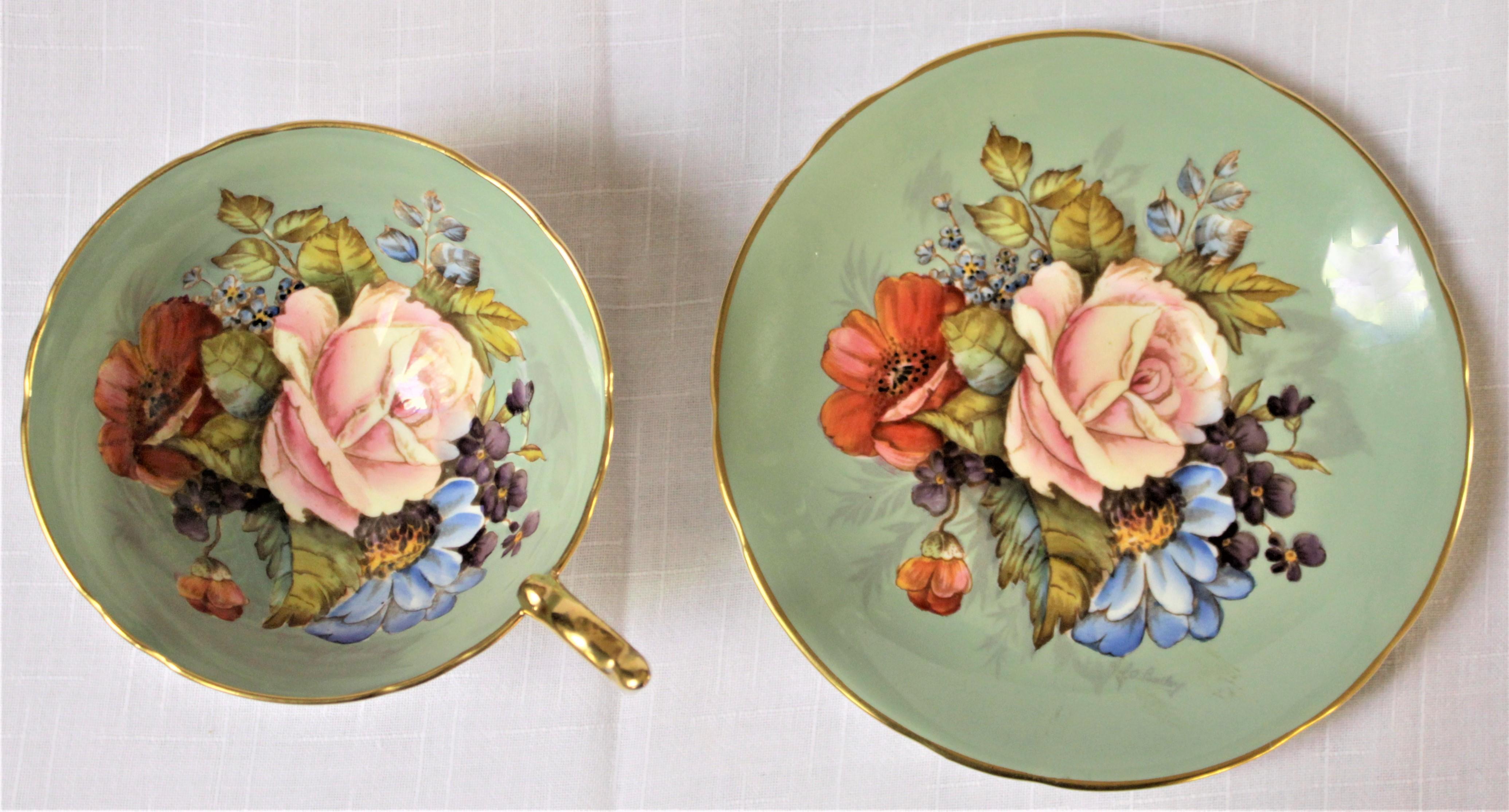Anglais J.A. Ensemble tasse à thé et soucoupe en porcelaine rose saucière Aynsley Bone signée Bailey