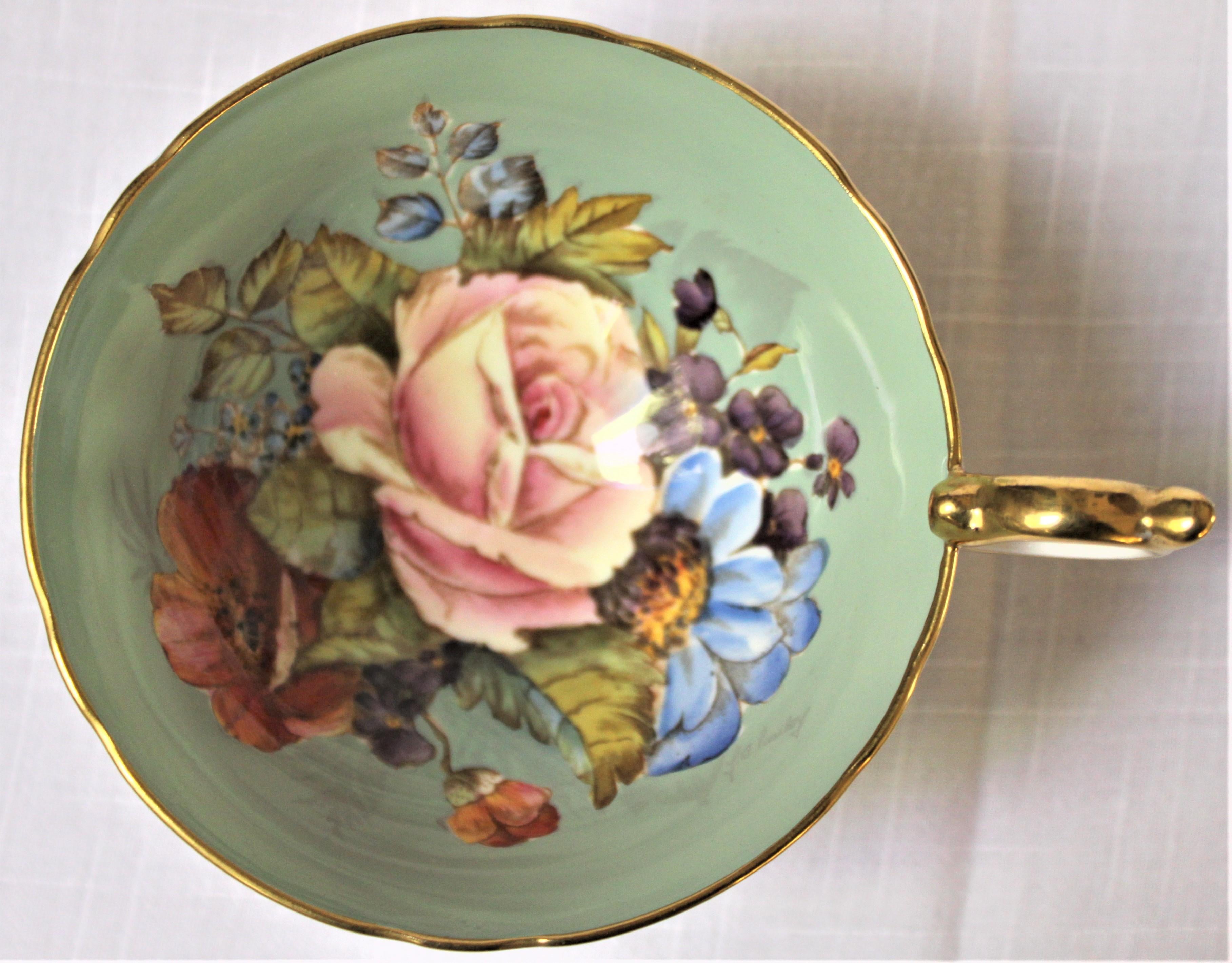 20ième siècle J.A. Ensemble tasse à thé et soucoupe en porcelaine rose saucière Aynsley Bone signée Bailey