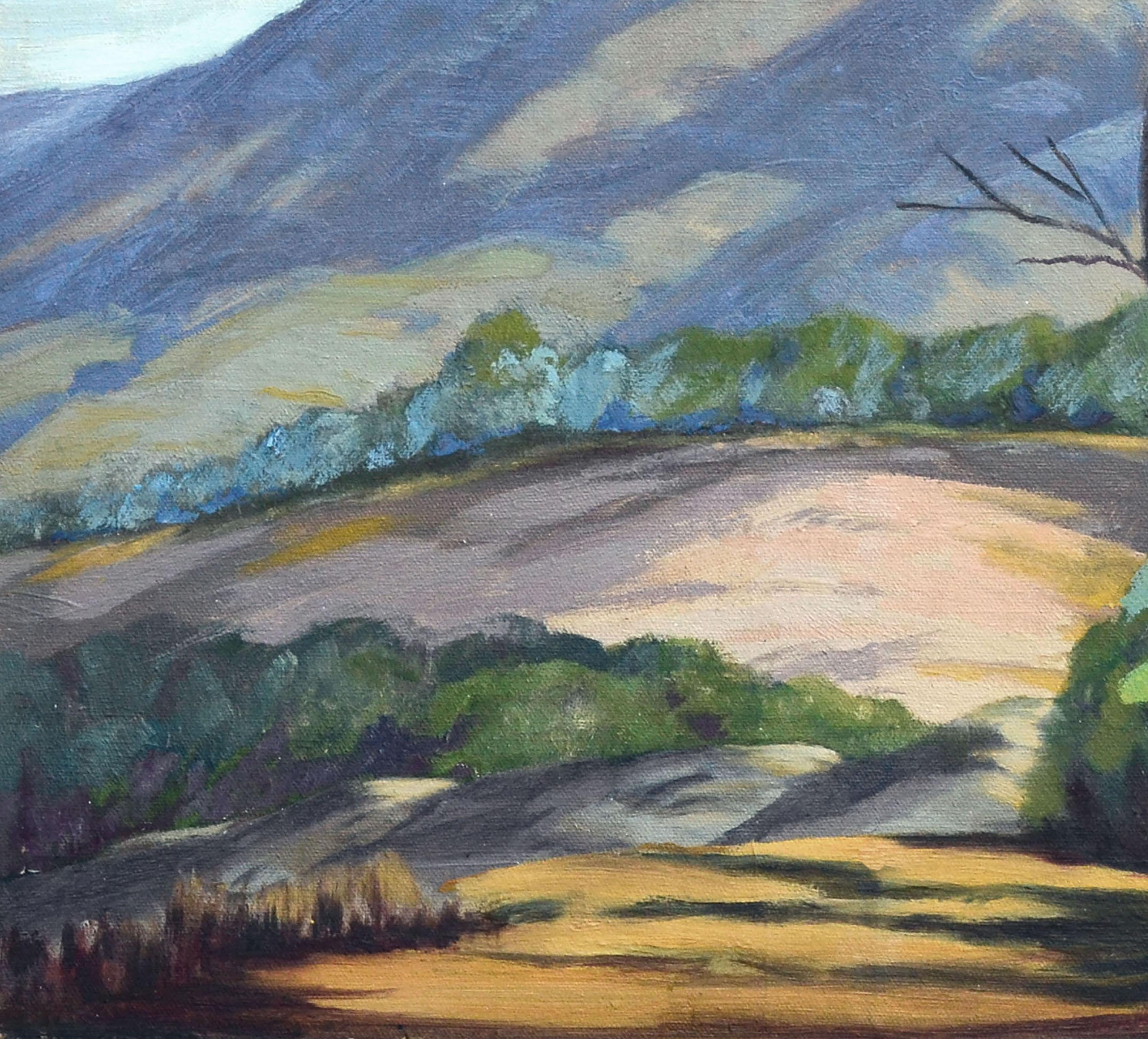 Apacible y armonioso paisaje californiano de mediados de siglo que representa unas onduladas estribaciones salpicadas de árboles verdes a la suave luz del amanecer, con un bosquecillo de altos abedules puntuando el primer plano y proyectando sus