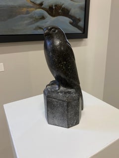 Faucon arboricole - Sculpture du 21e siècle d'un rapace, un oiseau de proie