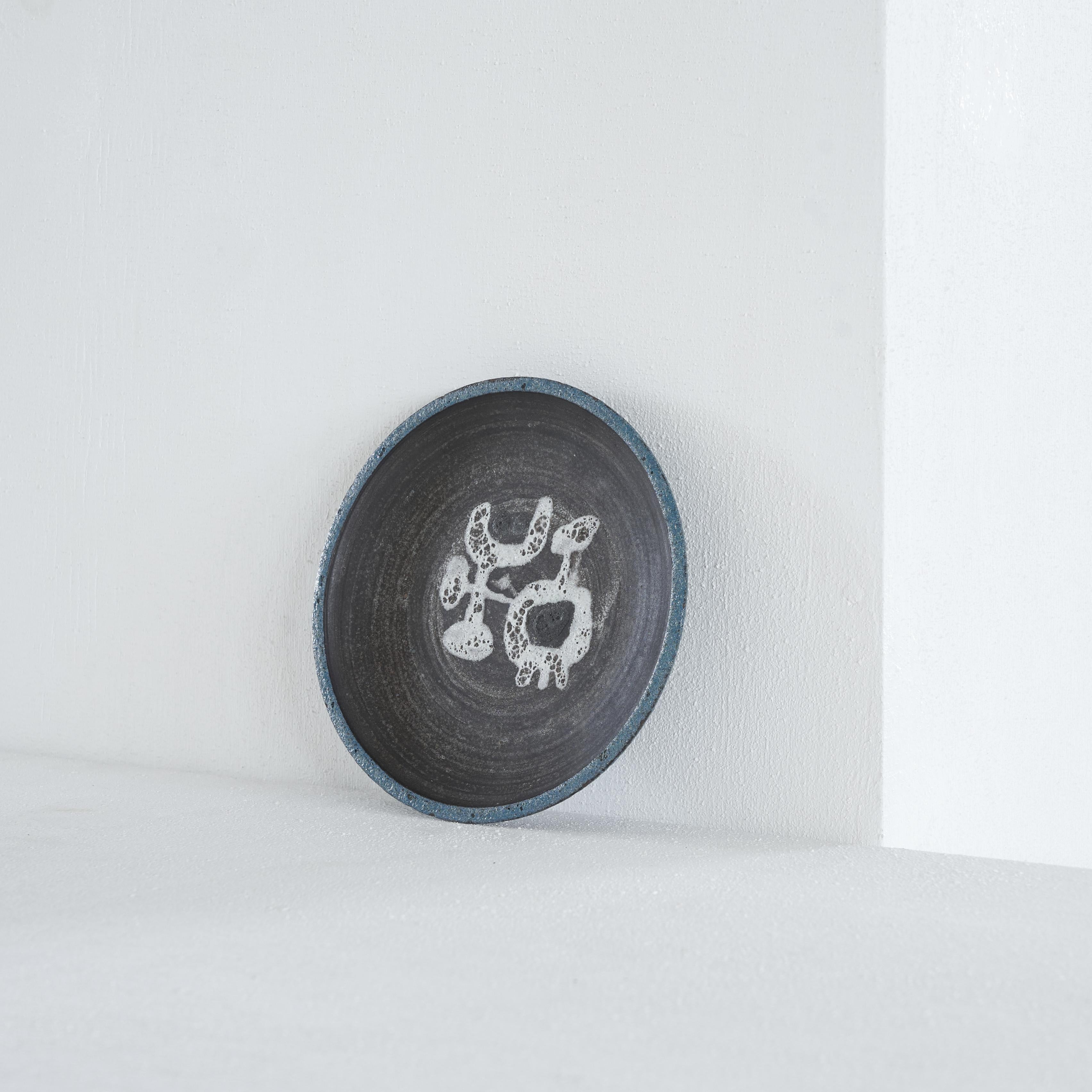 Jaap Dommisse (1929-1984) piatto in ceramica Studio A in stile Cobra della metà del secolo scorso, Paesi Bassi, anni 1950.

Bellissimo piatto della metà del secolo scorso di Studio Pottery dell'artista olandese Jaap Dommisse. Il suo lavoro viene