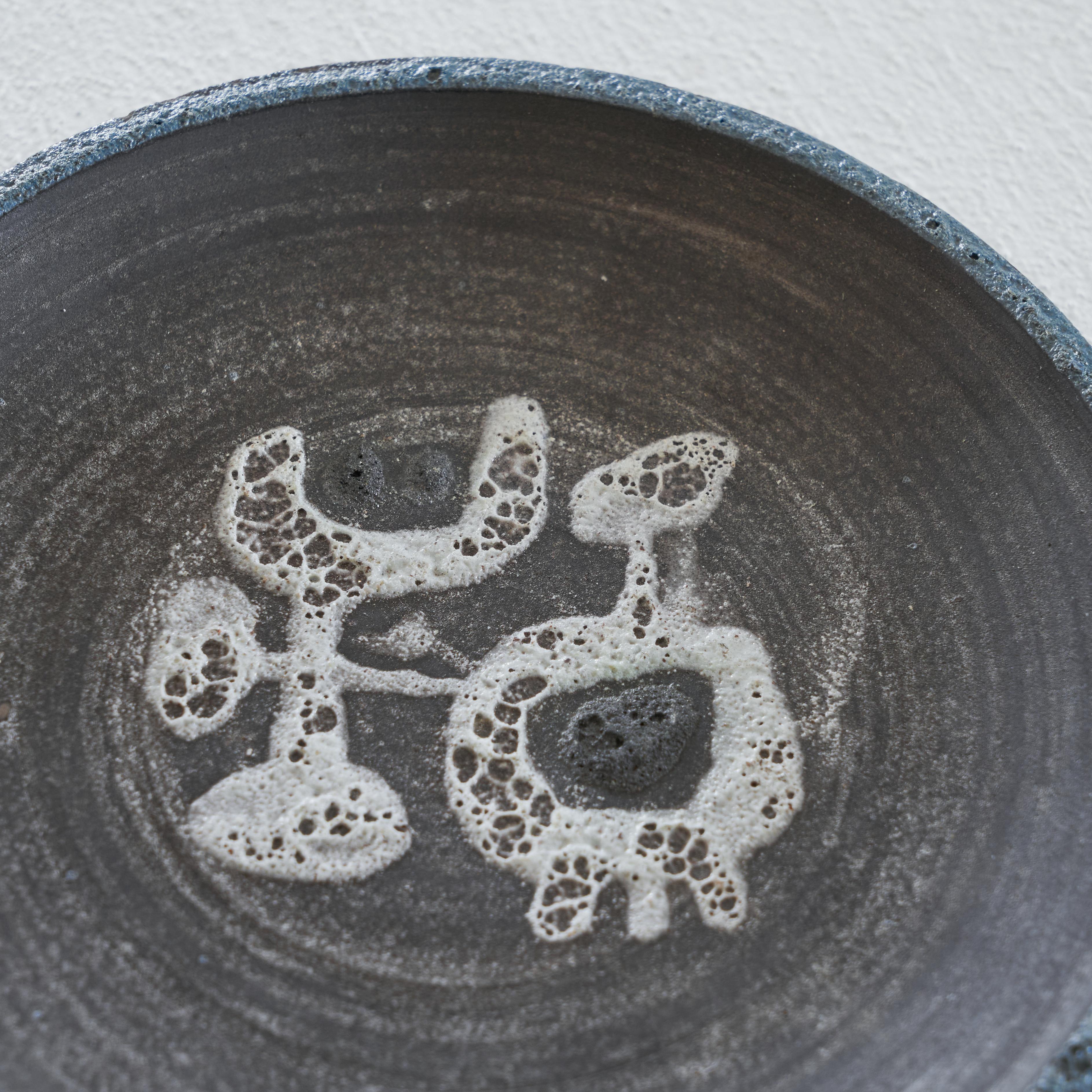 Piatto in ceramica Studio Pottery di Jaap Dommisse, stile Cobra, 1950 In condizioni buone in vendita a Meer, VAN