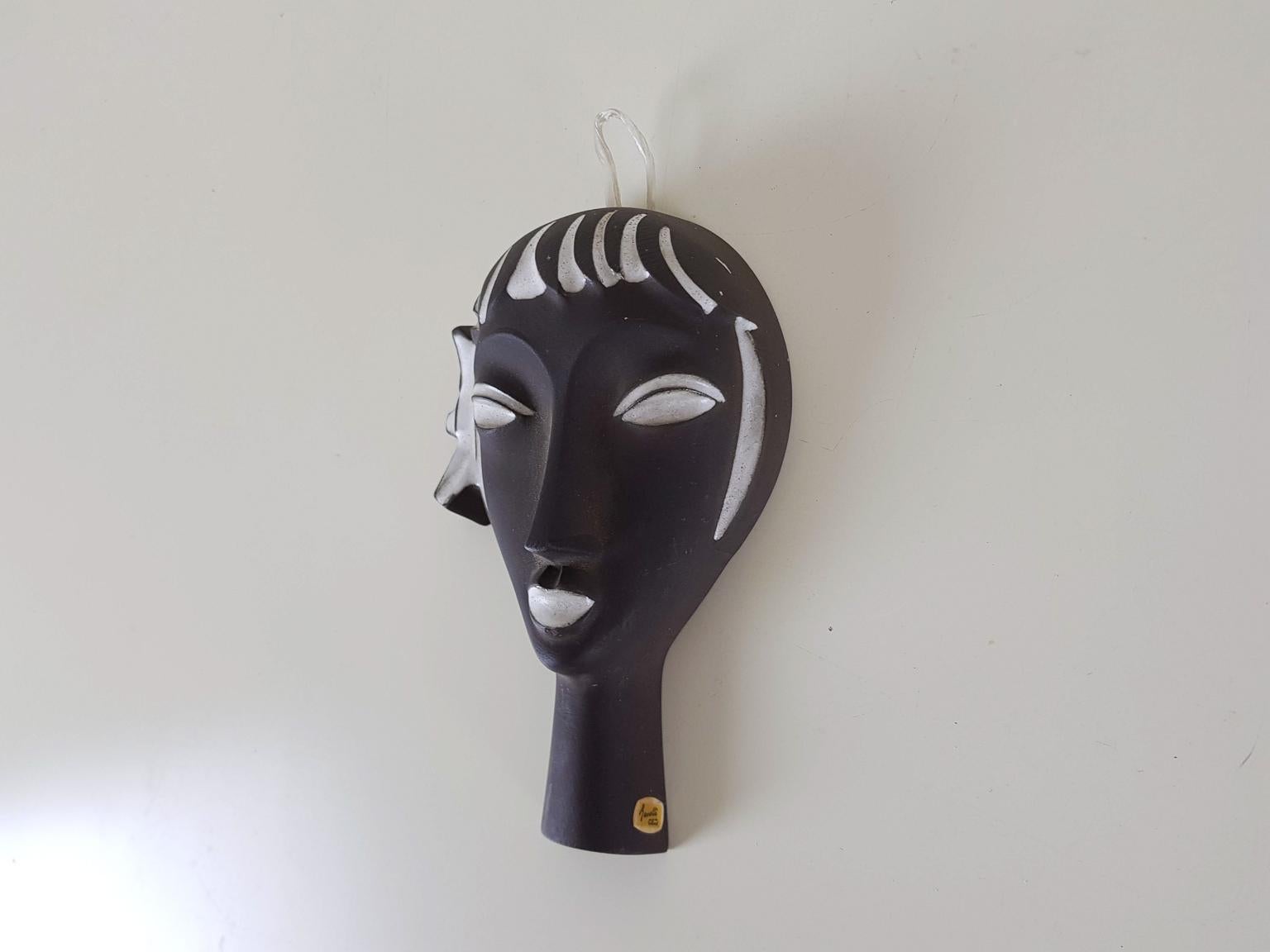 A unique item of a womans face by midcentury ceramics artist Jaap Ravelli for Pottery Ravelli, made and designed in the Netherlans in the 1950s

In good condition and marked by maker. Item can be hung on a wall. Comes with free delivery to certain