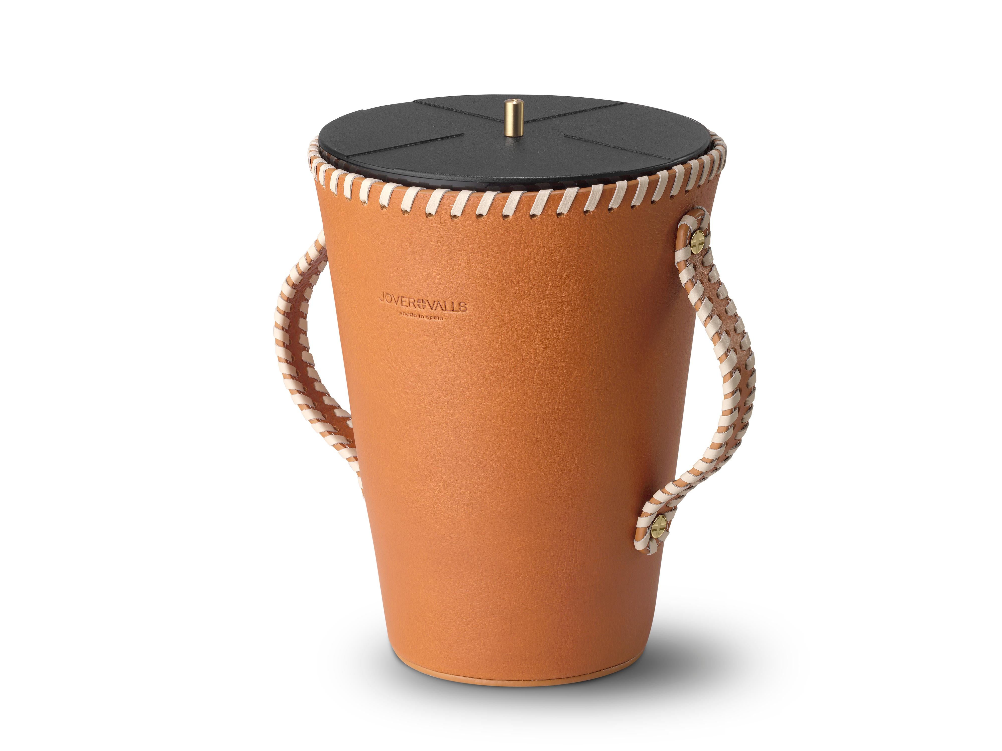 JAAR Natural Tan Leather Candleholder, Oud Wood & Roses Scented Candle 123 oz. In New Condition For Sale In Alcoy, Alicante
