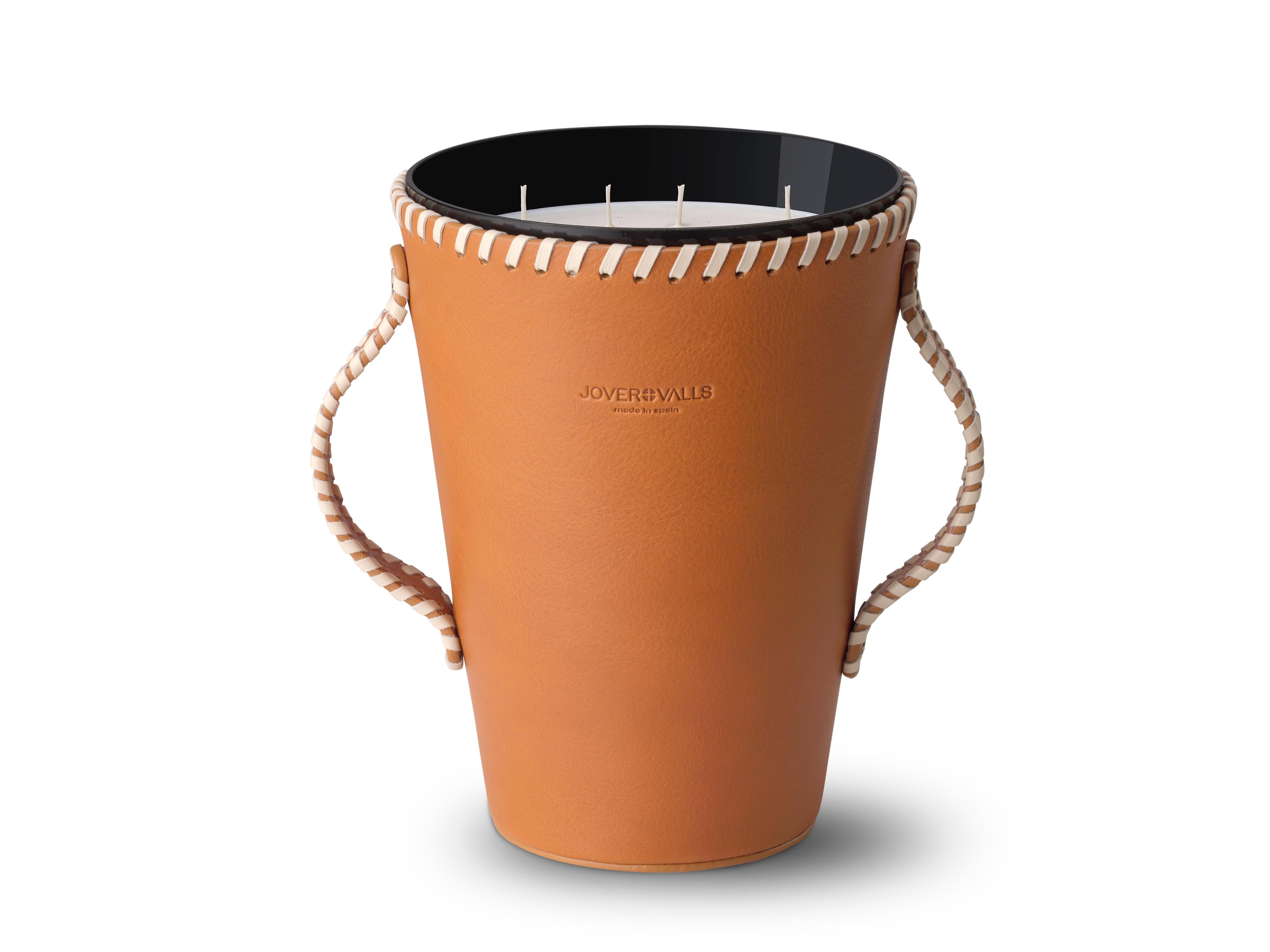 We introduce our leather candleholder’s collection designed at our atelier, hand-made by leather artisans using top grade European cowhides that become sub-product from food industry, vegetable tanned using waxes, tree barks and natural pigments for