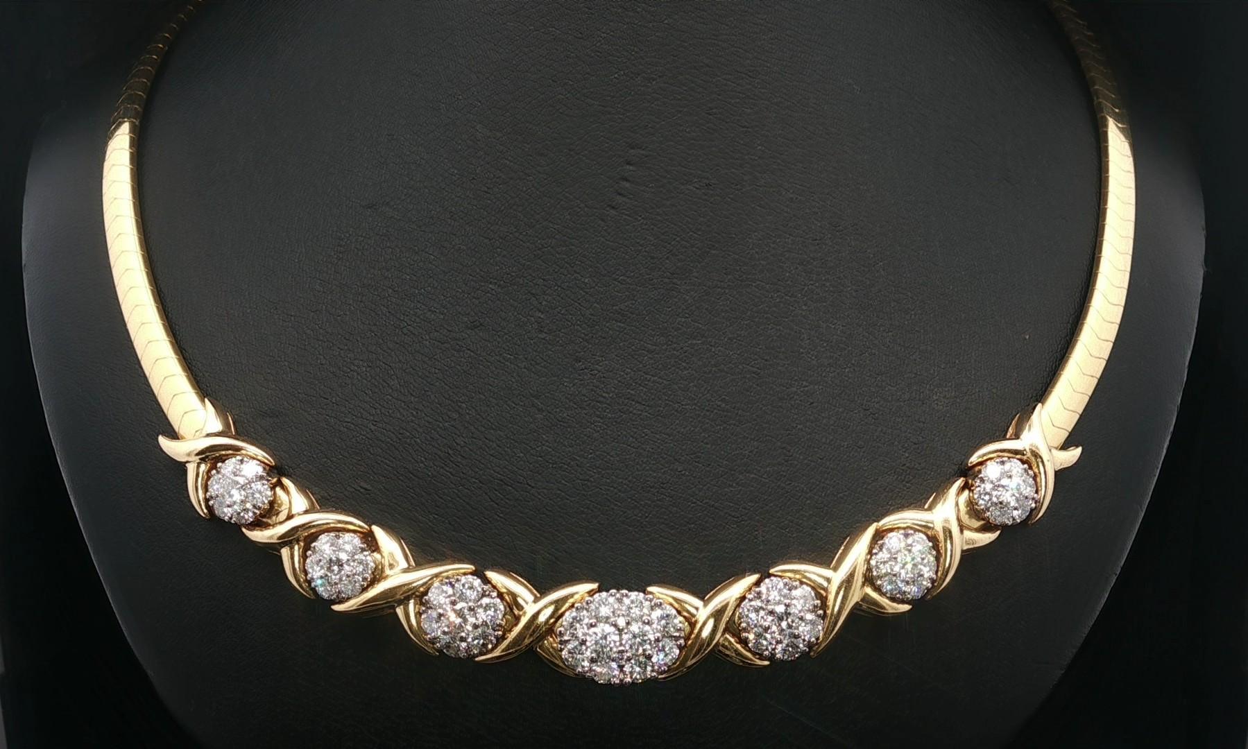 --Pietre: --
(54) Diamanti naturali autentici - taglio brillante rotondo - incastonati - purezza VS1/VS2 - colore F/G
Peso totale in carati: 3,07 (circa)

Materiale: Oro giallo e bianco massiccio 18k
Peso: 52,7 grammi
Catena: Catena Omega