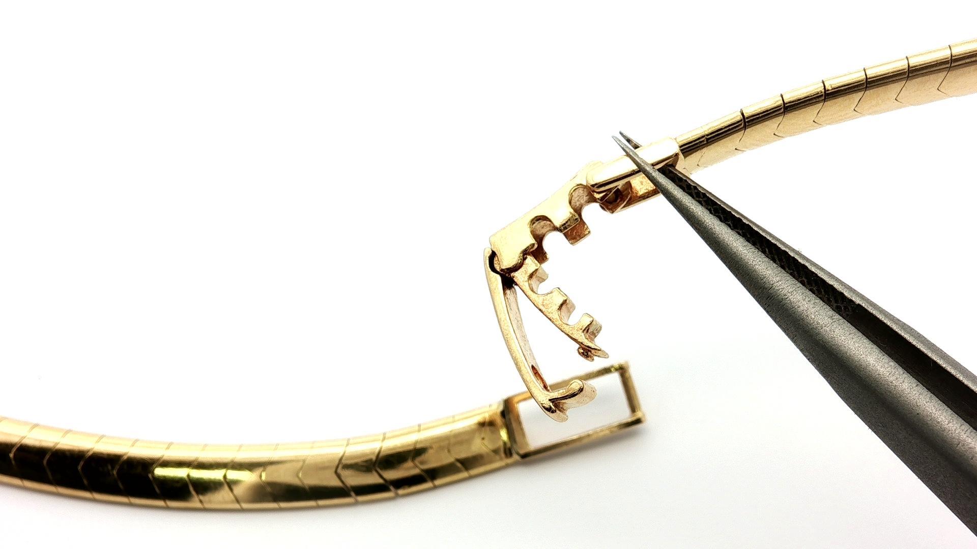 Jabel, collana in oro massiccio 18k con diamanti XO da 3,07 carati e catena Omega a scorrimento in vendita 1