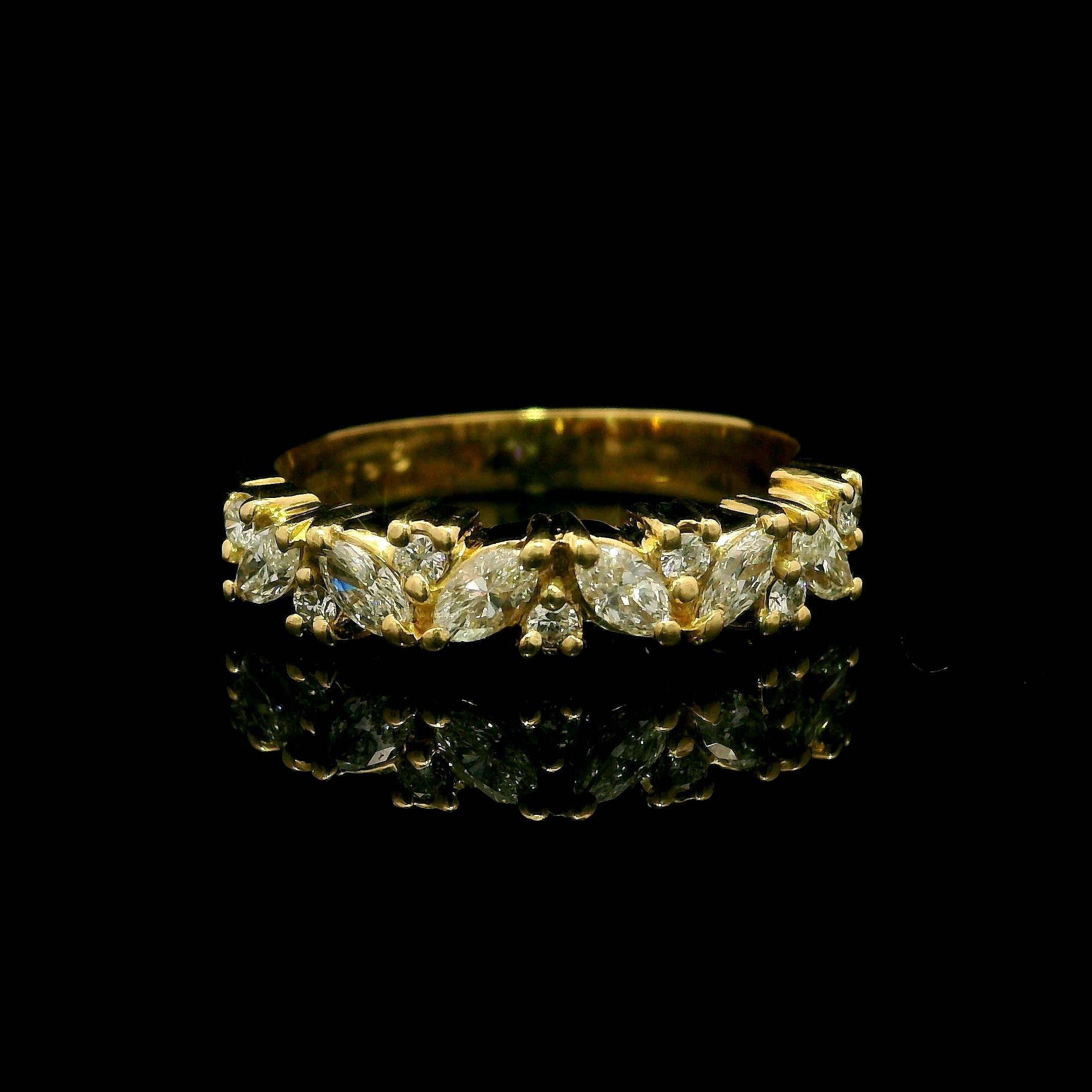 -Pierre(s) : -
(7) Diamants naturels authentiques - taille ronde brillante - sertis - couleur G/H - pureté VS1/ VS2
(6) Diamants naturels authentiques - taille Marquise Brillant - sertis - couleur G/H - pureté VS1/ VS2
Poids total en carats :