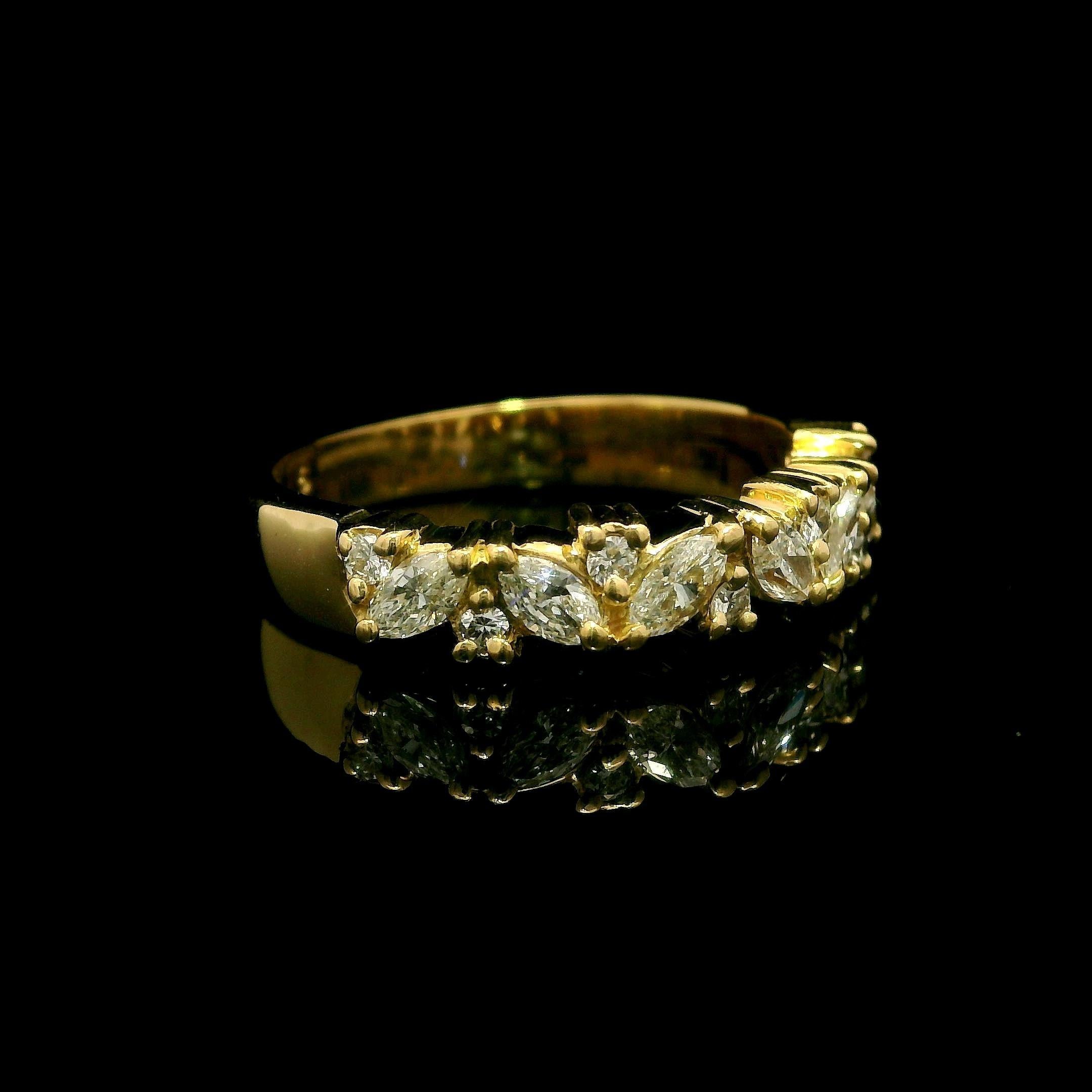 Taille brillant Jabel, bague en or jaune 18 carats 0.52ctw Alternating Marquise Round Diamond Stack Band en vente