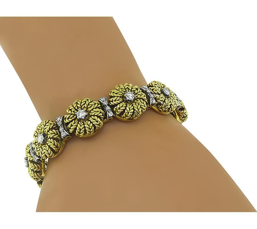 Se trata de un fabuloso brazalete de oro amarillo y blanco de 18 quilates de la década de 1960 de la marca Jabel. La pulsera está engastada con brillantes diamantes de talla redonda que pesan aproximadamente 2.00 ct. El color de estos diamantes es