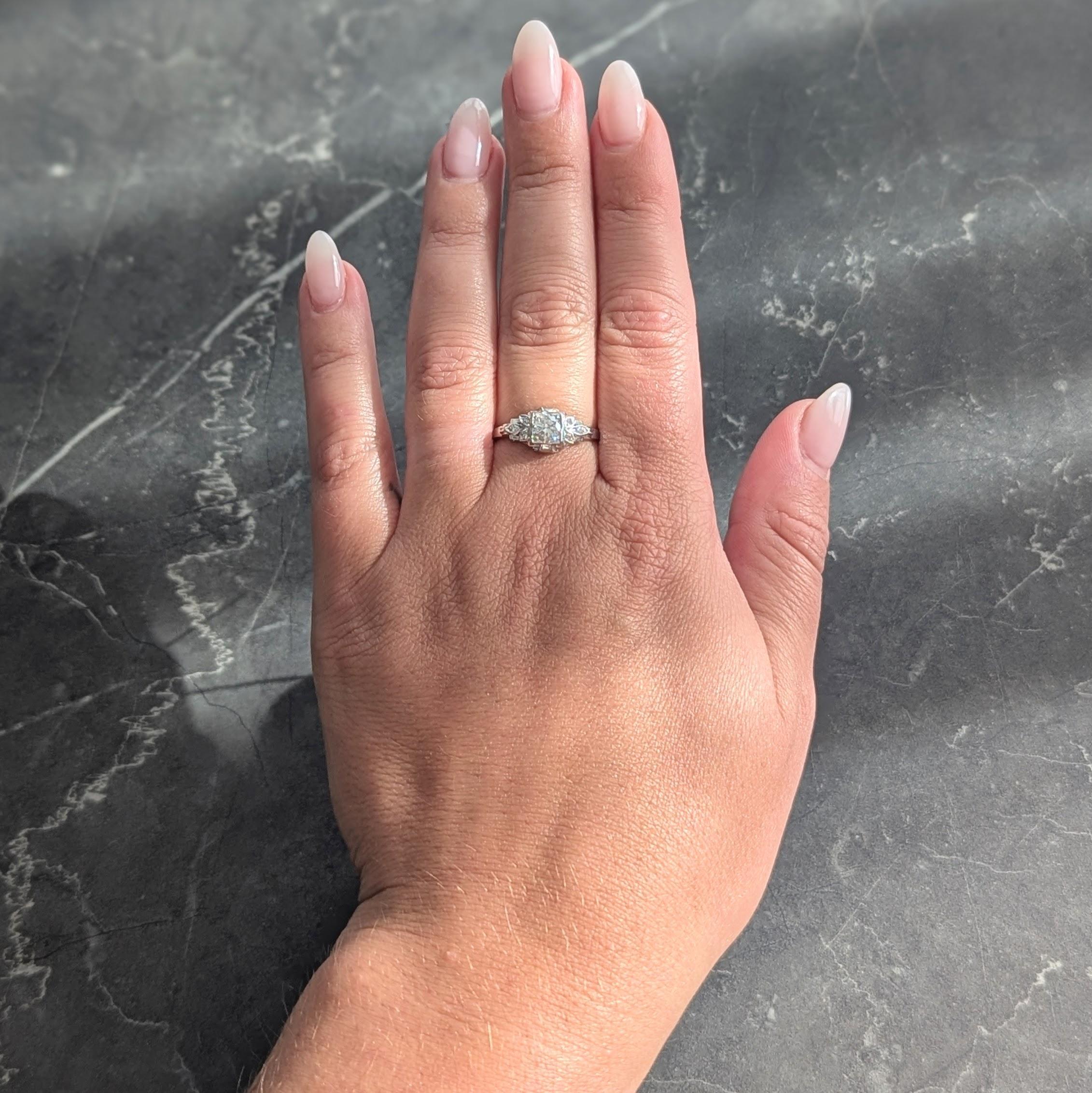 Centré sur un diamant de taille européenne ancienne pesant environ 0,42 carat - couleur G et pureté VS2
Perle sertie dans une tête de forme carrée et flanquée d'épaules à motif de feuillage en gradins.
Perle sertie de diamants taille unique pesant