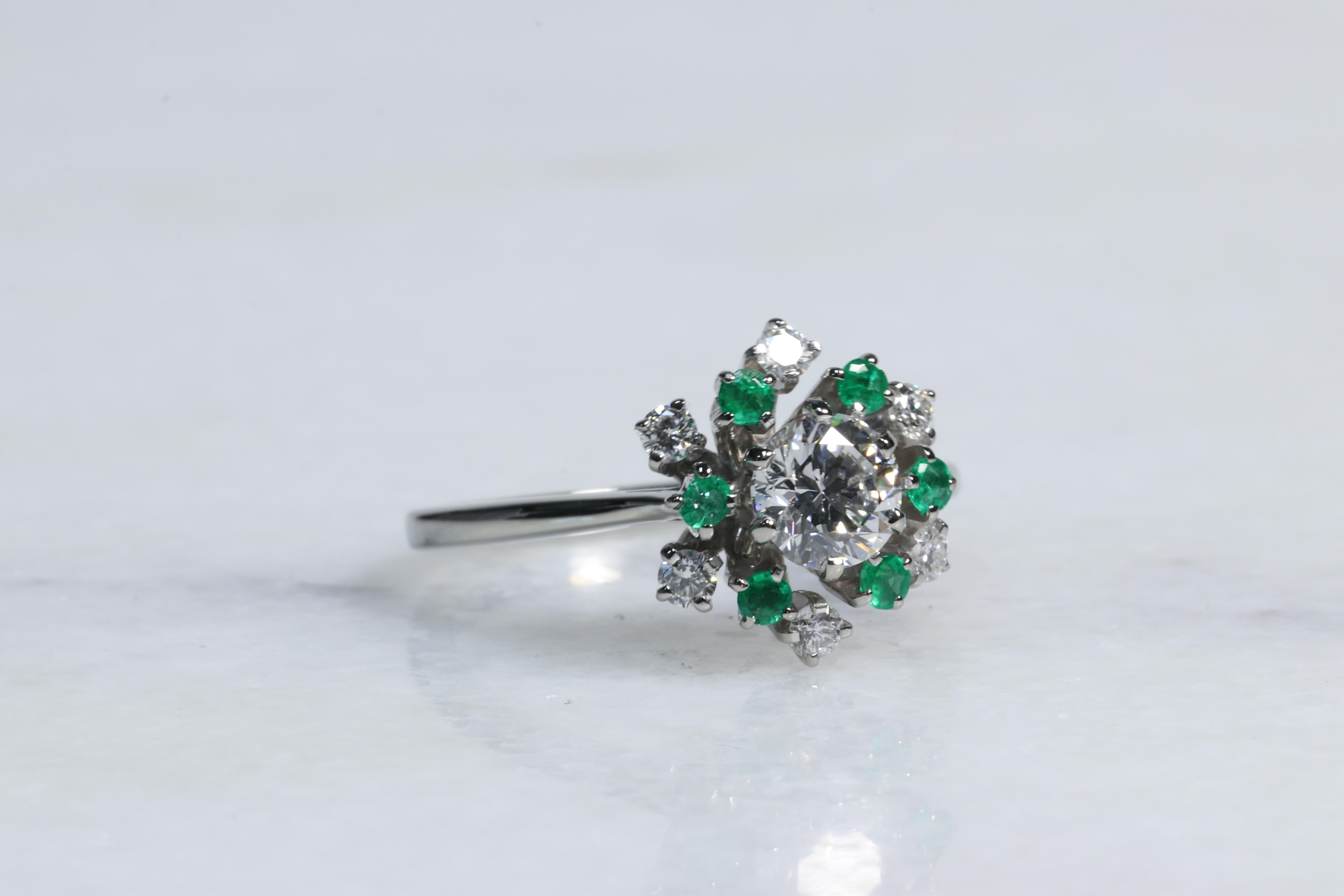 Schneeflocken-Ring mit Diamant und Smaragd-Halo (Rundschliff) im Angebot
