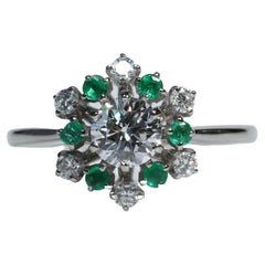 Schneeflocken-Ring mit Diamant und Smaragd-Halo