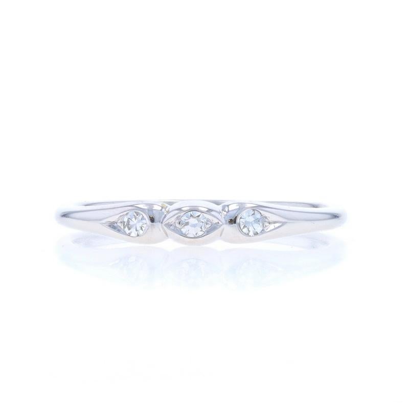 Tamaño: 7
Tasa de tallaje: Una talla y media más por 40 $ o una talla menos por 40 $.

Marca: Jabel
Época: Art Déco
Fecha: Años 20 - 30

Contenido de metal: Oro blanco de 18 quilates

Información sobre Stone

Diamantes naturales
Quilate(s):