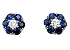 Clous d'oreilles Jabel en or jaune 18 carats avec saphirs et diamants en forme de fleur
