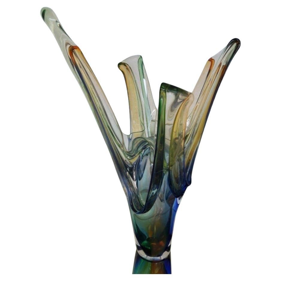 Il s'agit d'une magnifique pièce de verre soufflé à la main signée par l'artiste, A. Jablanski. Les couleurs du vert, de l'ambre et du bleu combinées sont époustouflantes. D'une propriété de plusieurs millions de dollars à Indian Wells.