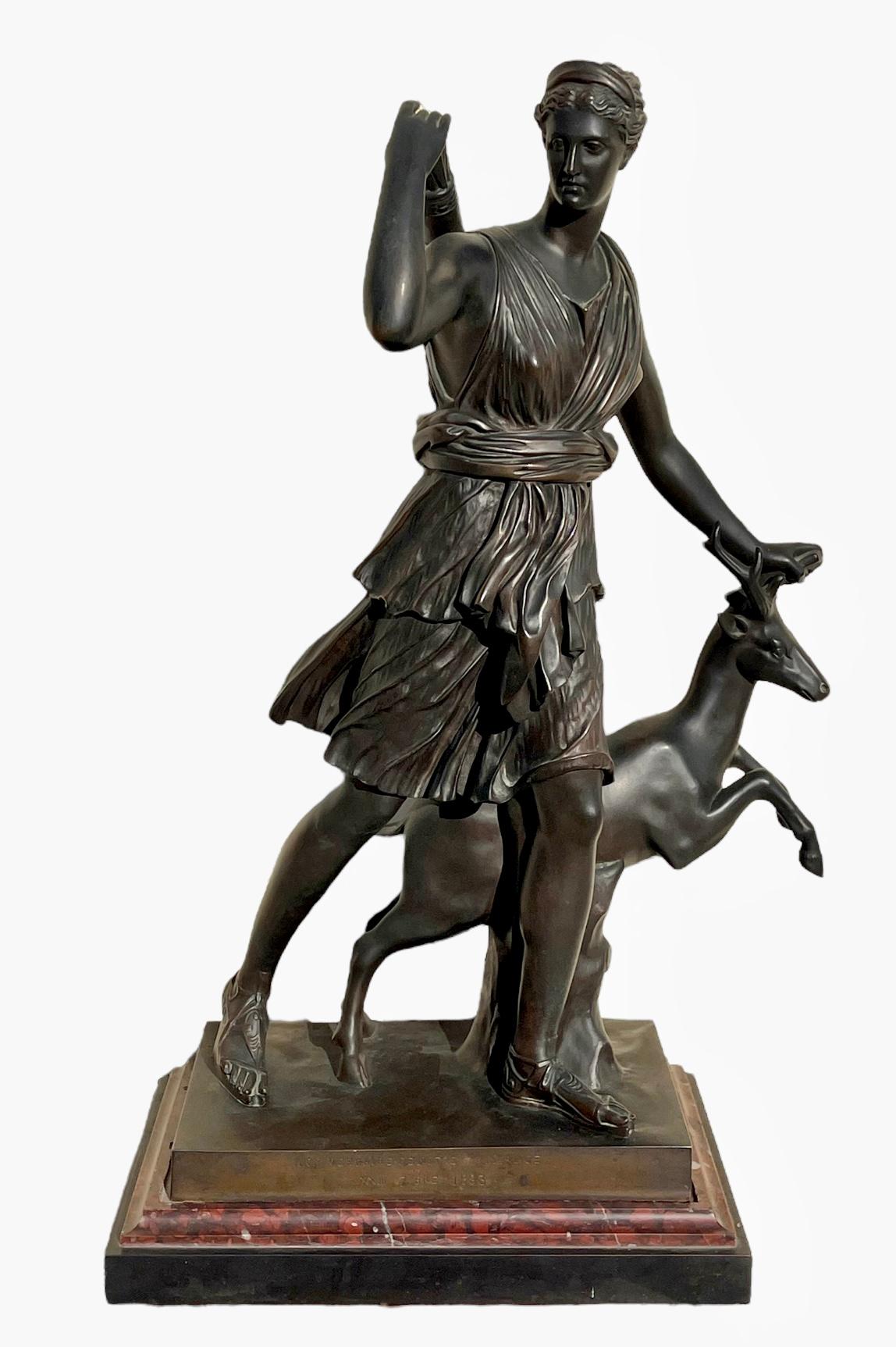 Superbo bronzo che rappresenta Diana con una cerva o Diane de Versailles o ancora Diane la cacciatrice. È firmato dal fondatore JABOEUF sulla base e datato 1883. Questo bronzo ha una patina marrone ed è in buone condizioni.
 
 Dimensioni
 Altezza