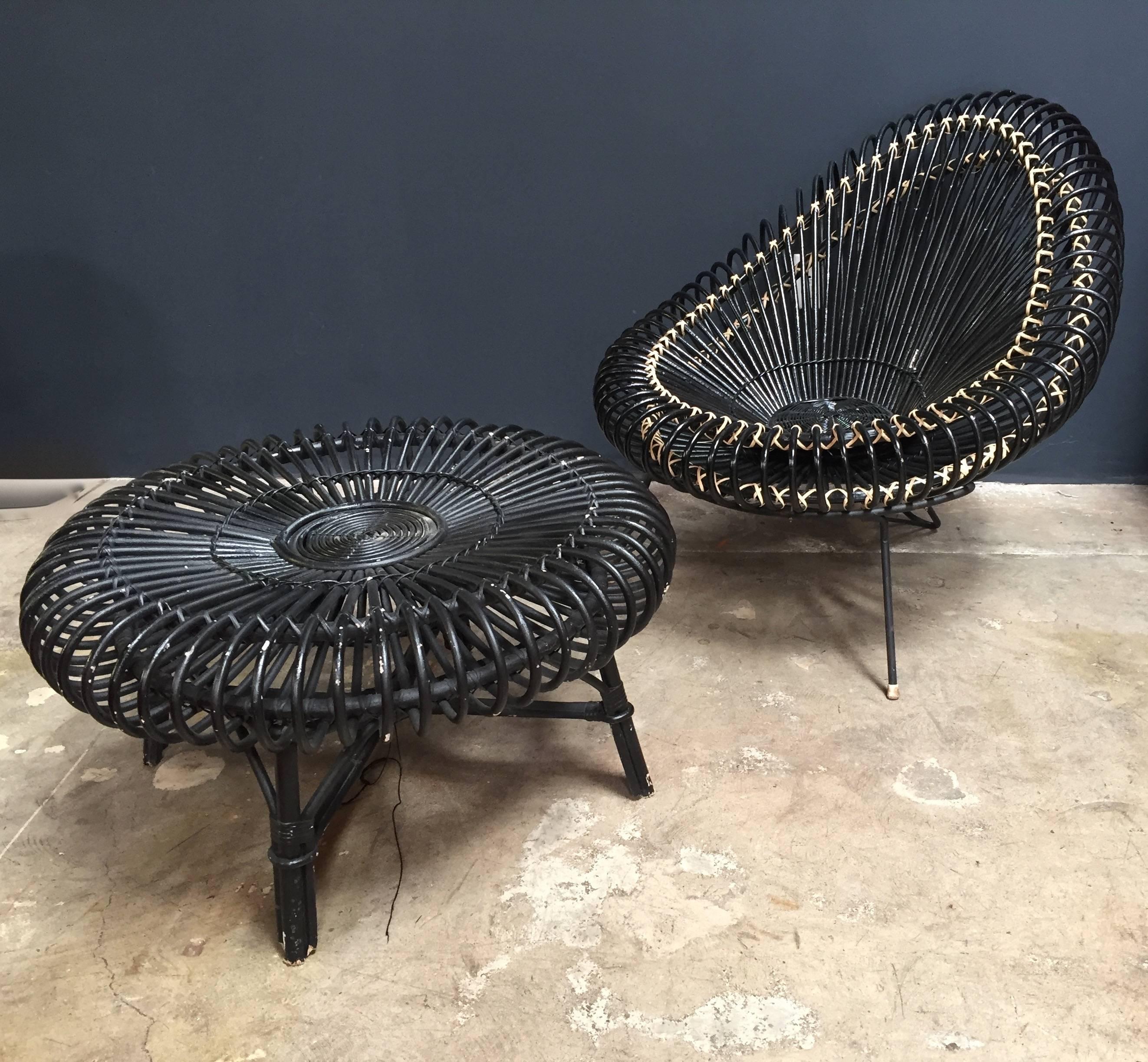 Cette chaise longue en vannerie avec la table basse datée de 1955 est en excellent état d'origine, conçue par Janine Abraham et Dirk Jan Rol. L'élégante coque en panier est maintenue par un cadre en acier laqué noir. Fabriqué par Edition