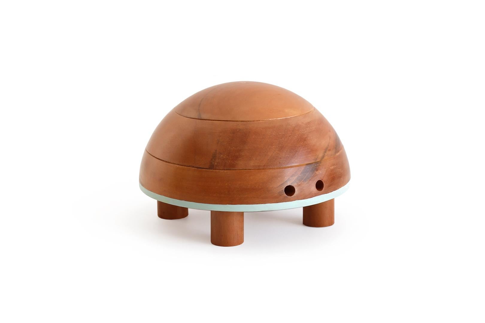 JABUTI (tortue en portugais) fait partie de la collection Bichos do Brasil qui est constituée d'objets décoratifs et de collection de figurines en bois représentant des animaux de la faune brésilienne.
Le design de la collection se traduit par un