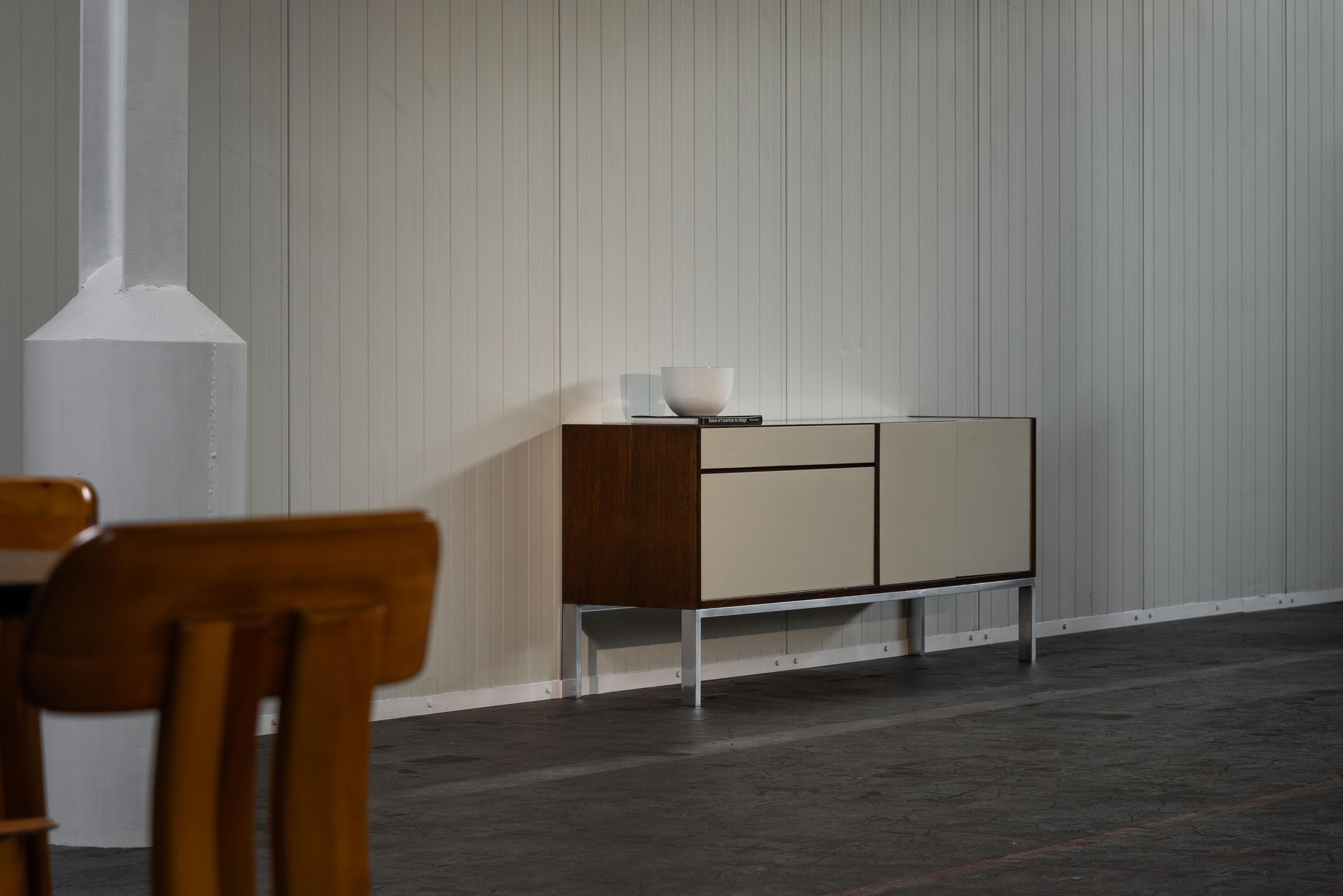 Aparador superraro diseñado por Jac Haan y fabricado por Metz & Co en Holanda, 1963. Este aparador se fabricó en una producción muy reducida. El mueble está fabricado en wengé marrón oscuro, con puertas de cálido acabado gris claro y encimera