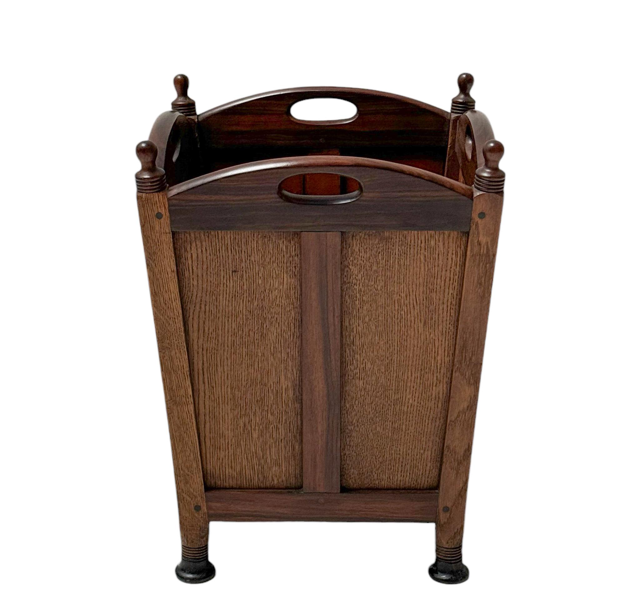 Magnífica y rara cesta de basura de la Escuela Art Decó de Amsterdam.
Diseño de Jac. van den Bosch para 't Binnenhuis Amsterdam.
Llamativo diseño holandés de los años 1900.
Base de roble macizo con elementos decorativos originales de macasar