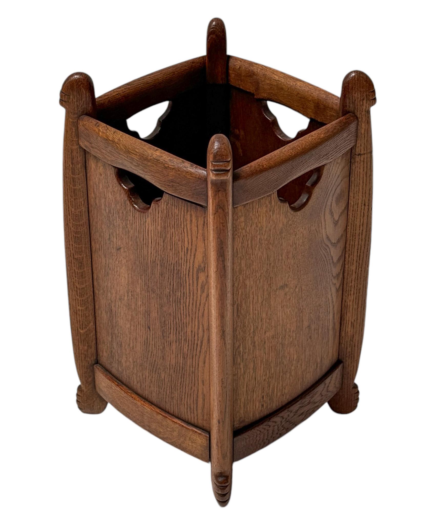Magnífica y rara cesta de basura de la Escuela Art Decó de Amsterdam.
Diseño de Jac. van den Bosch para 't Binnenhuis Amsterdam.
Llamativo diseño holandés de los años 1900.
Base de roble macizo con decoraciones originales talladas a mano en la parte
