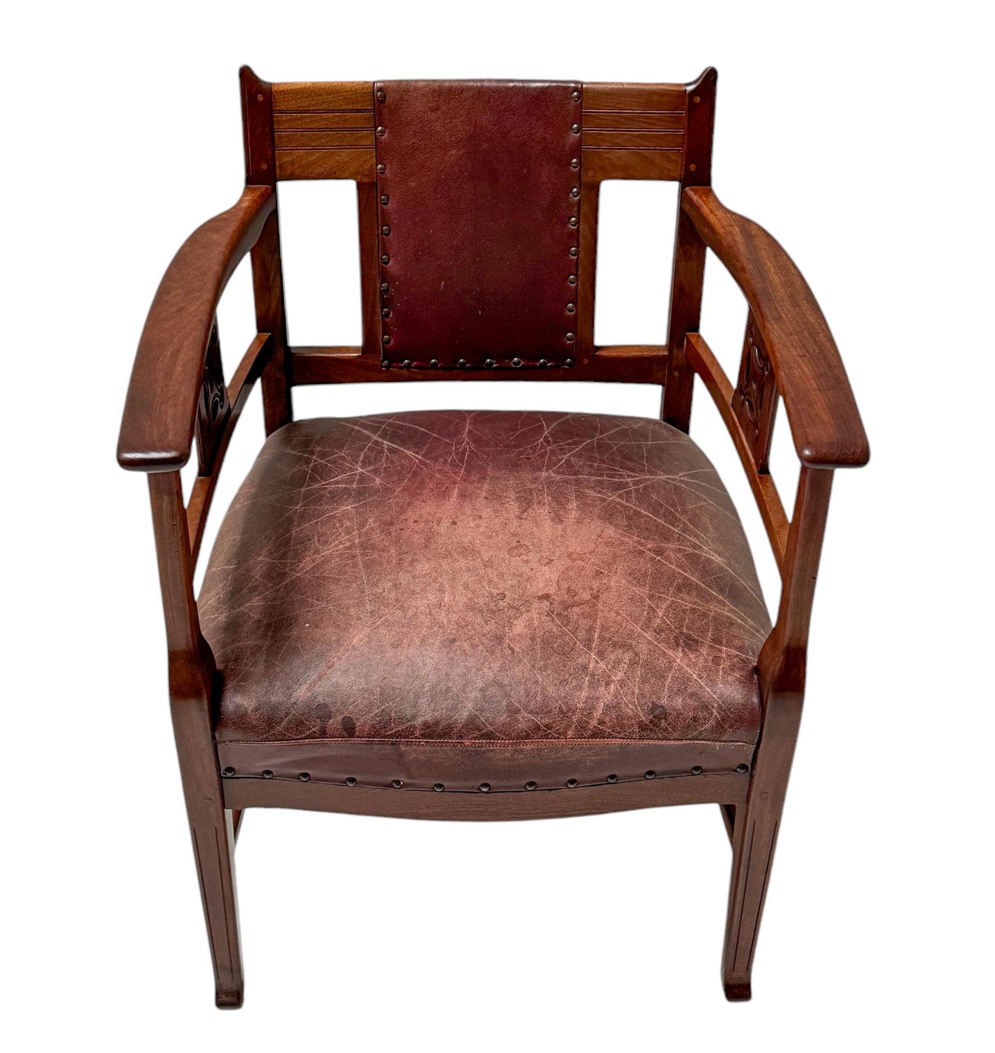 Magnifica e rara sedia da club Arts & Crafts.
Design di Jac. van den Bosch per 't Binnenhuis Amsterdam.
Un sorprendente design olandese degli anni '1900.
Struttura in noce americano massiccio con elementi originali intagliati a mano.
La tappezzeria