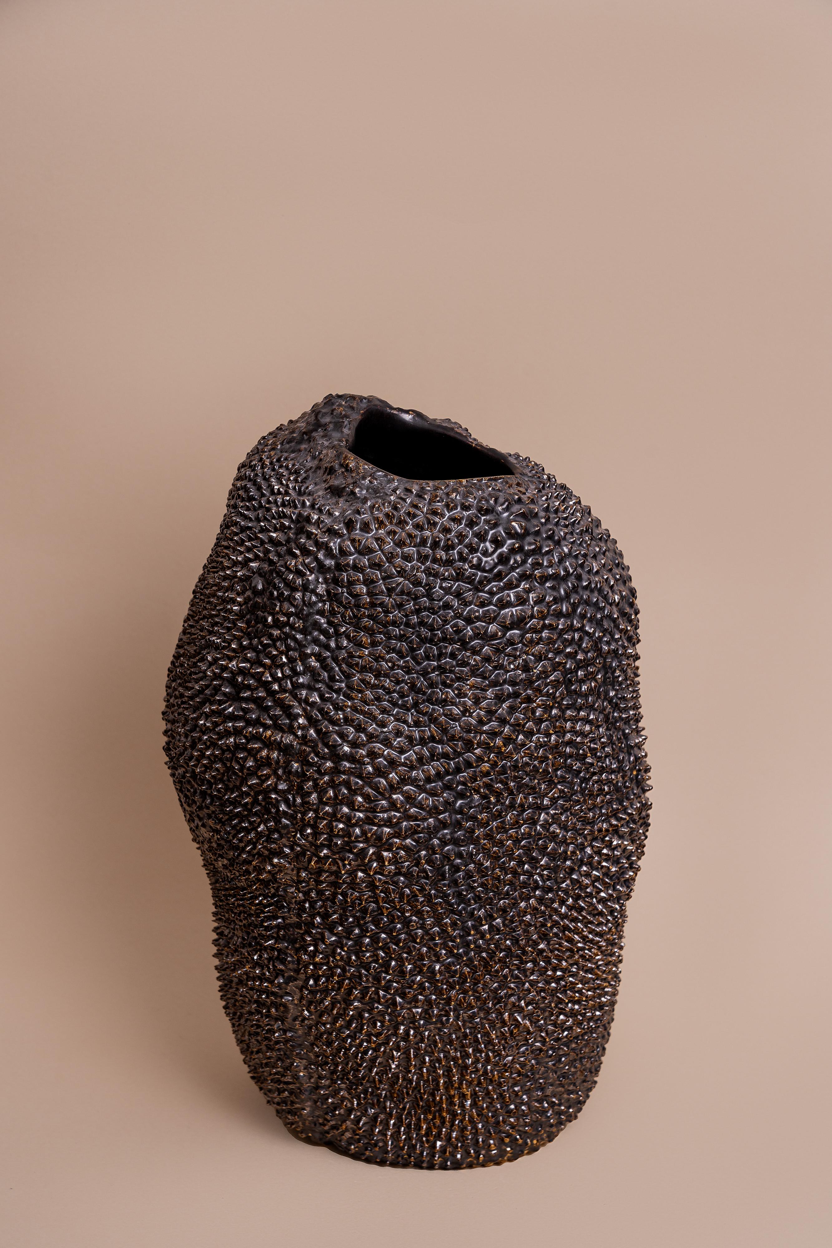 Vase Jaca No. 17 en céramique organique texturée noire par Hanna Englund
Dimensions : D 27 x L 29 x H 46 cm. 
Matériaux : Céramique.

Grand vase avec un extérieur à la texture organique. Cette pièce peut être utilisée comme complément sculptural à