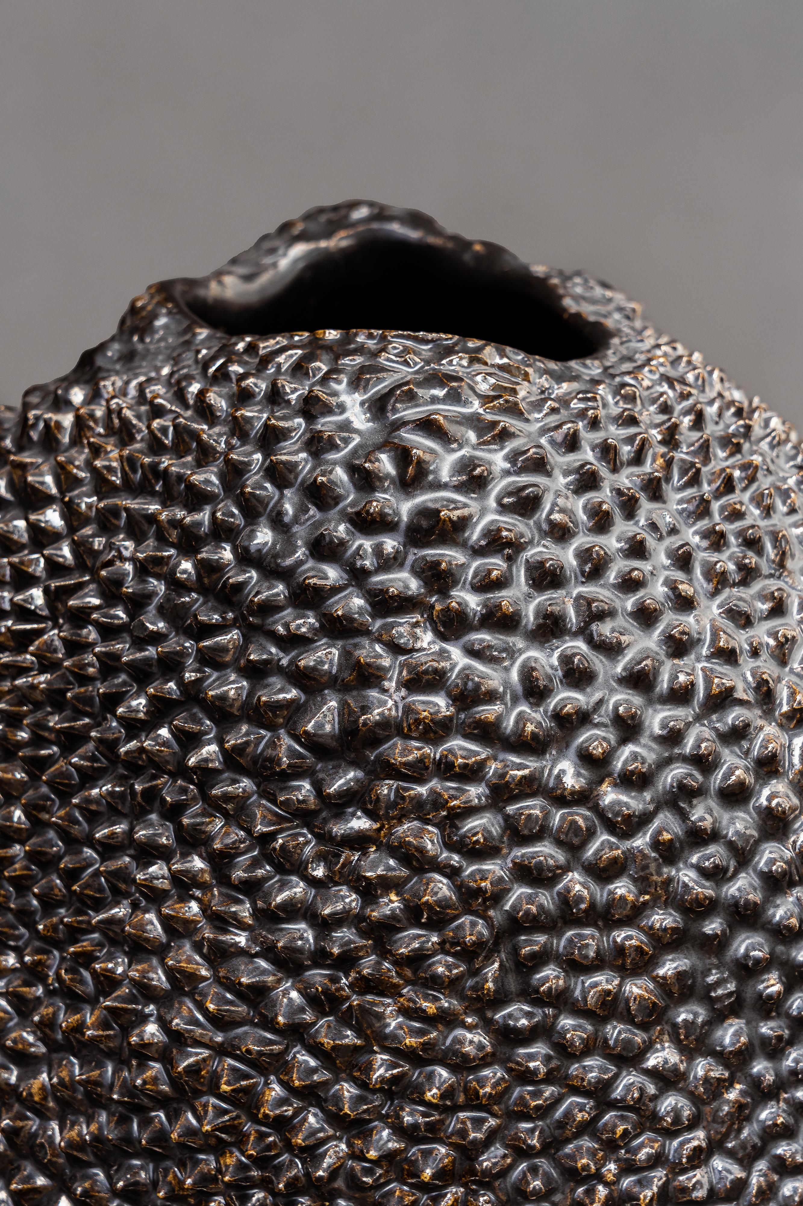 Postmoderne Vase Jaca No. 17 en céramique organique texturée noire par Hanna Englund en vente