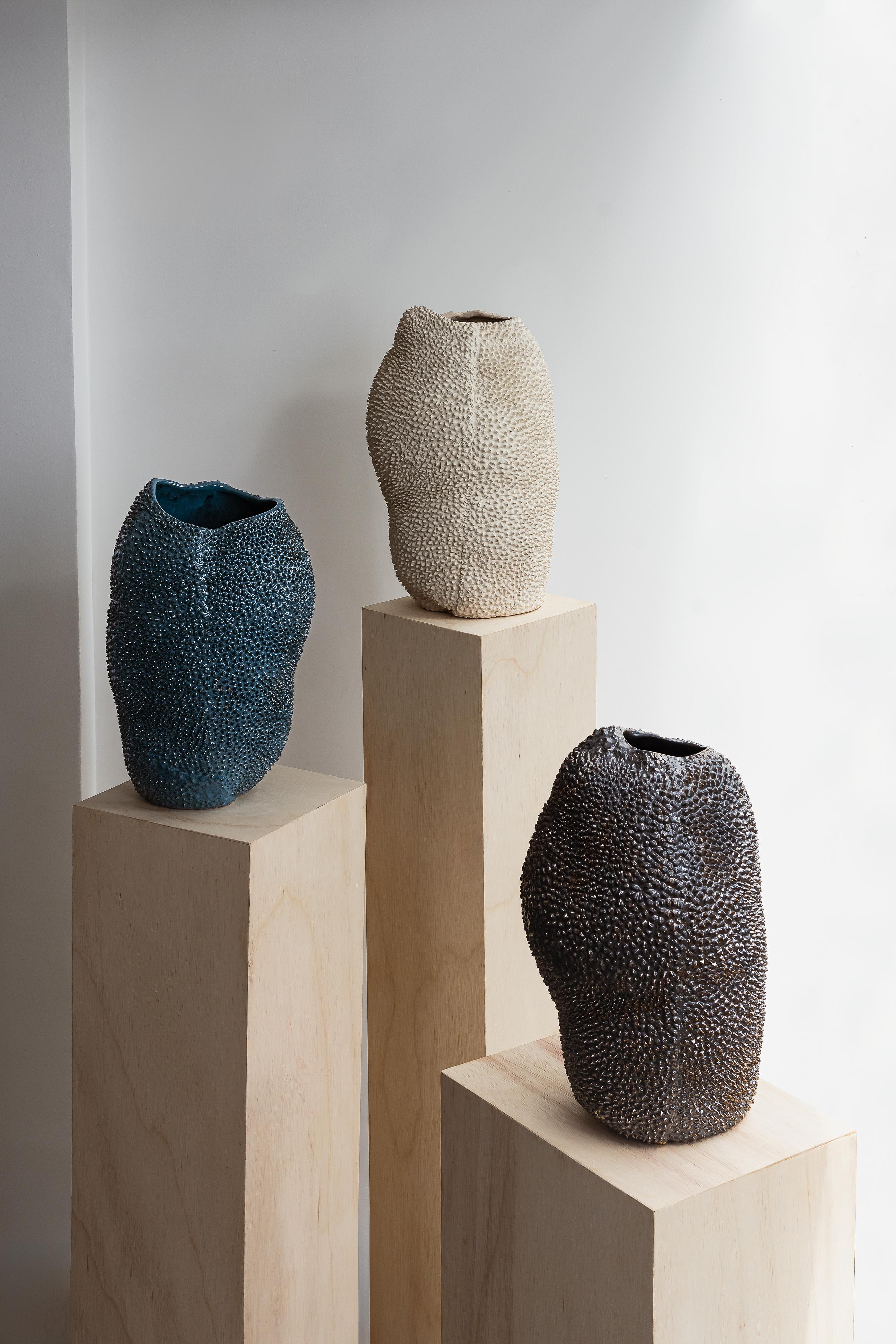 Vase Jaca No. 17 en céramique organique texturée noire par Hanna Englund Neuf - En vente à Geneve, CH