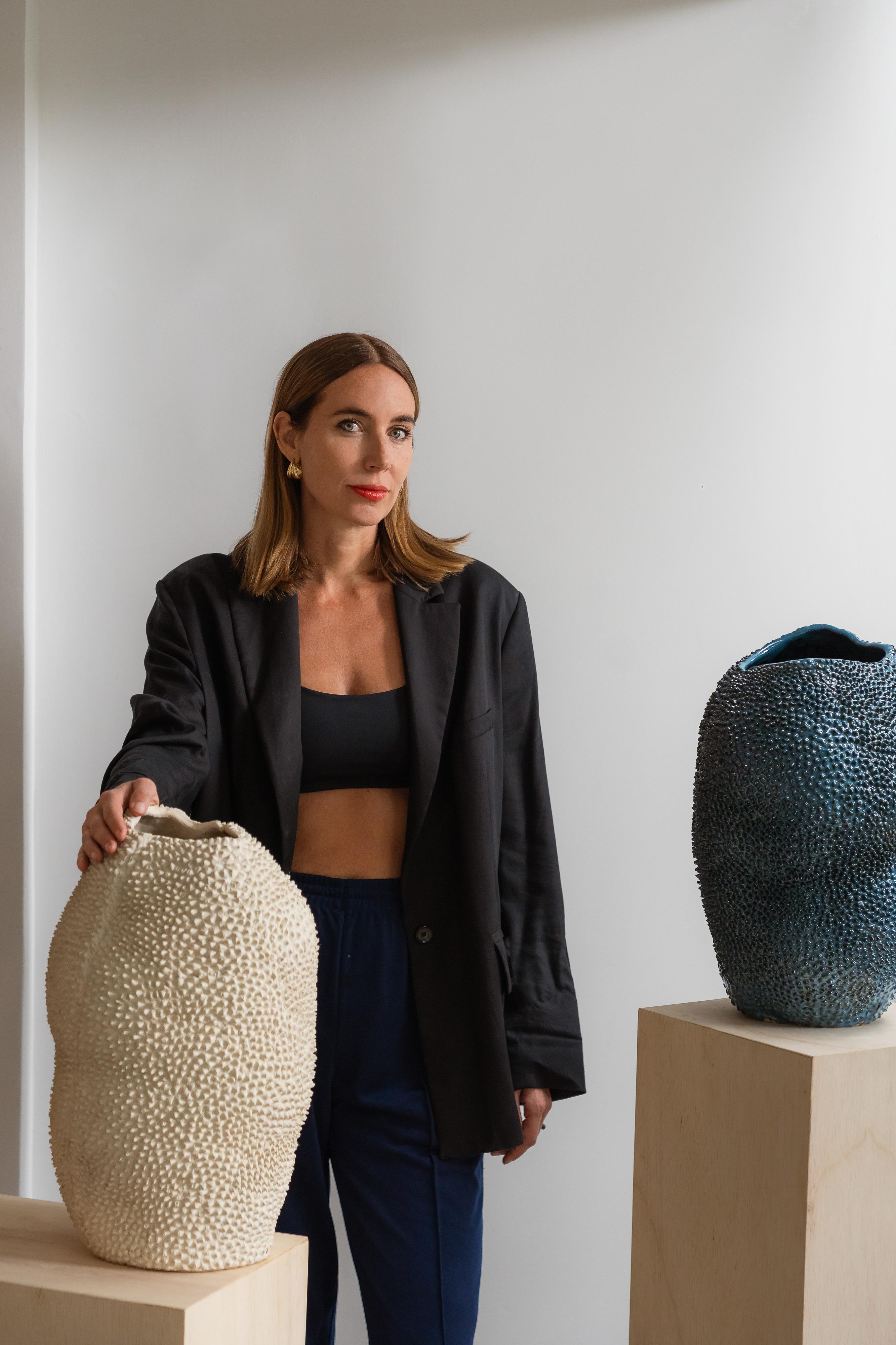 Céramique Vase Jaca No. 17 en céramique organique texturée noire par Hanna Englund en vente